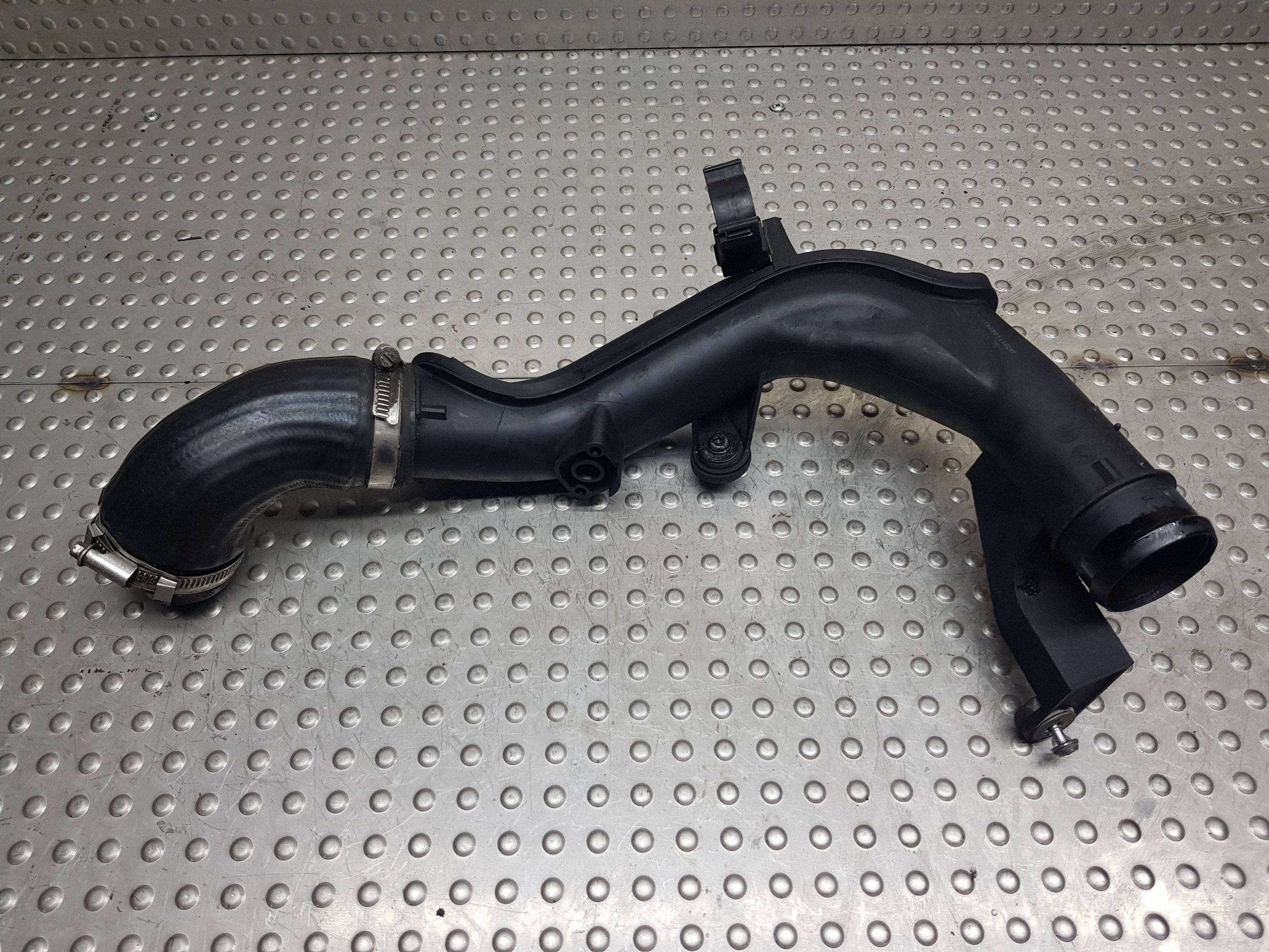 tömlő cső intercooler 5N0145770A VW PASSAT B6 A3 8P GOLF VI EOS 2.0 TDI
