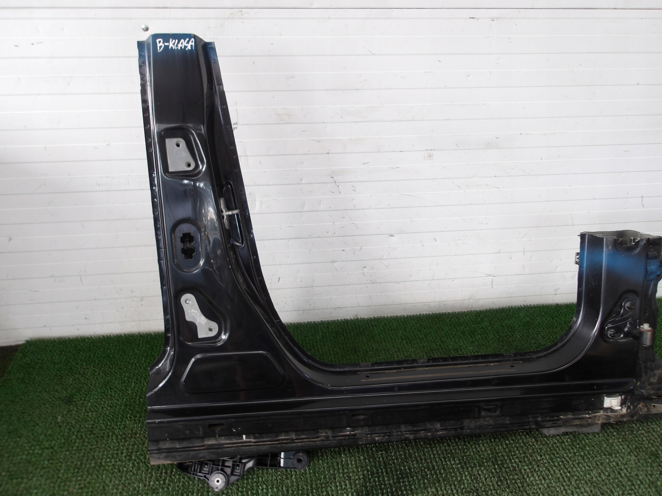 B-KLASA W246 threshold ZE SLUPKIEM right quarter BOK
