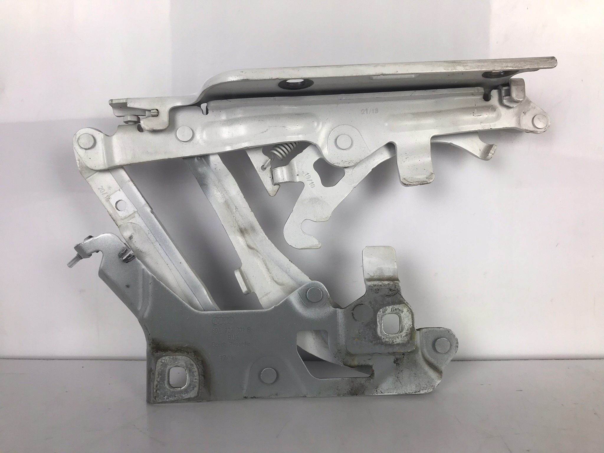 80A823301B - AUDI Q5 II петля капота двигателя левая 016-