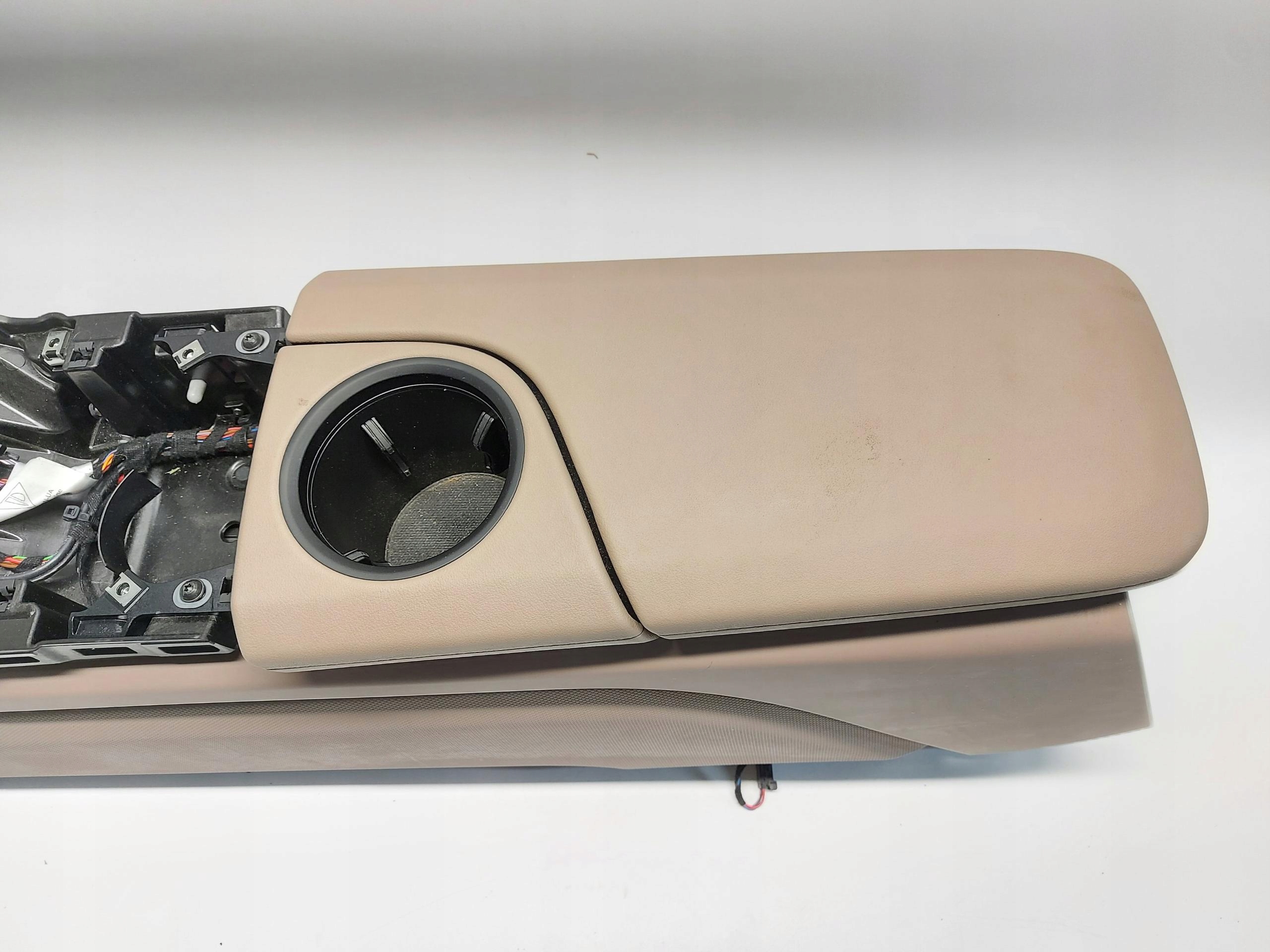 Porsche Taycan 4S 9J1 2021r TUNEL central armrest