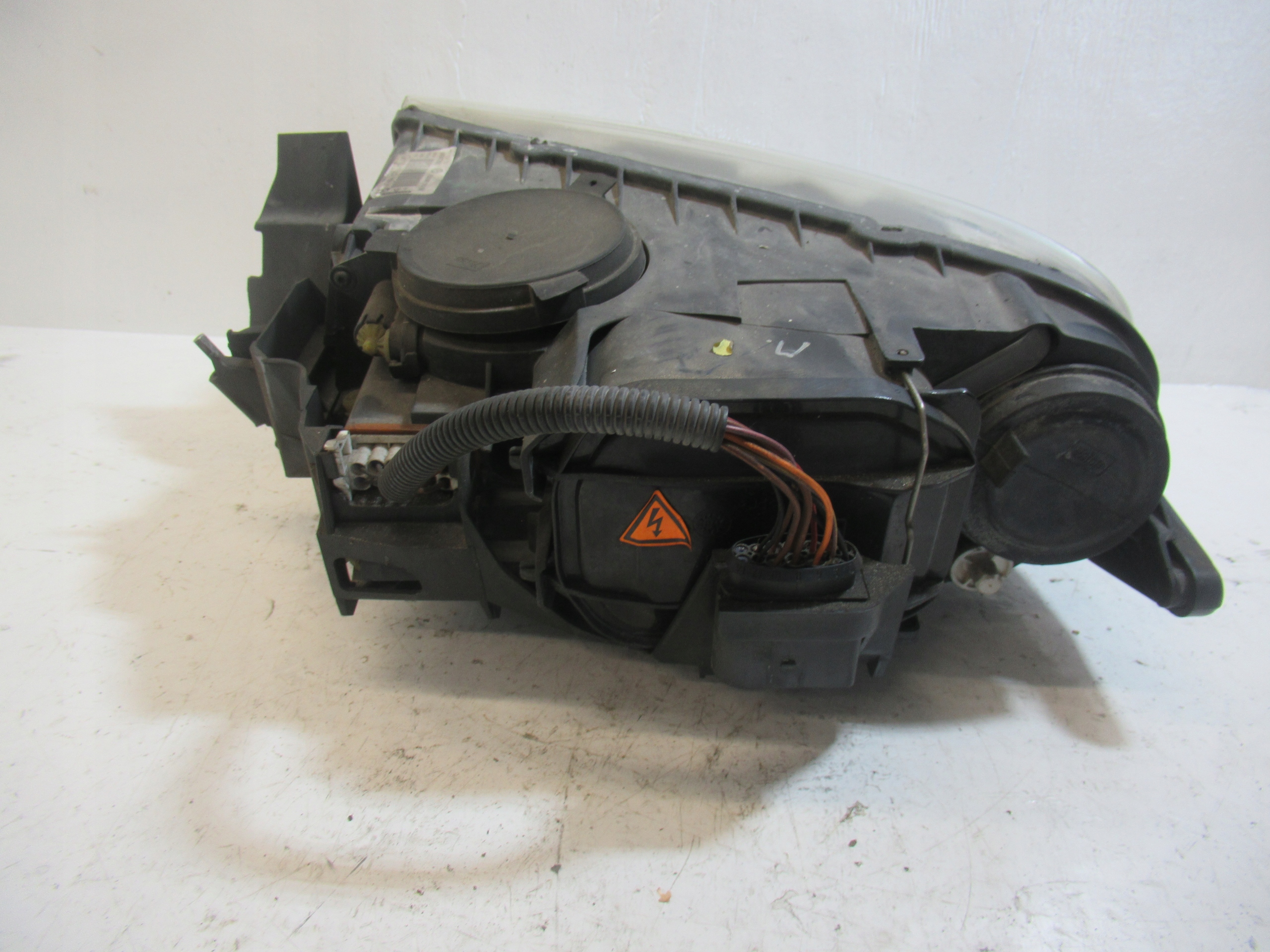 light right front VOLKSWAGEN TOUAREG XENON 7L6941016BK