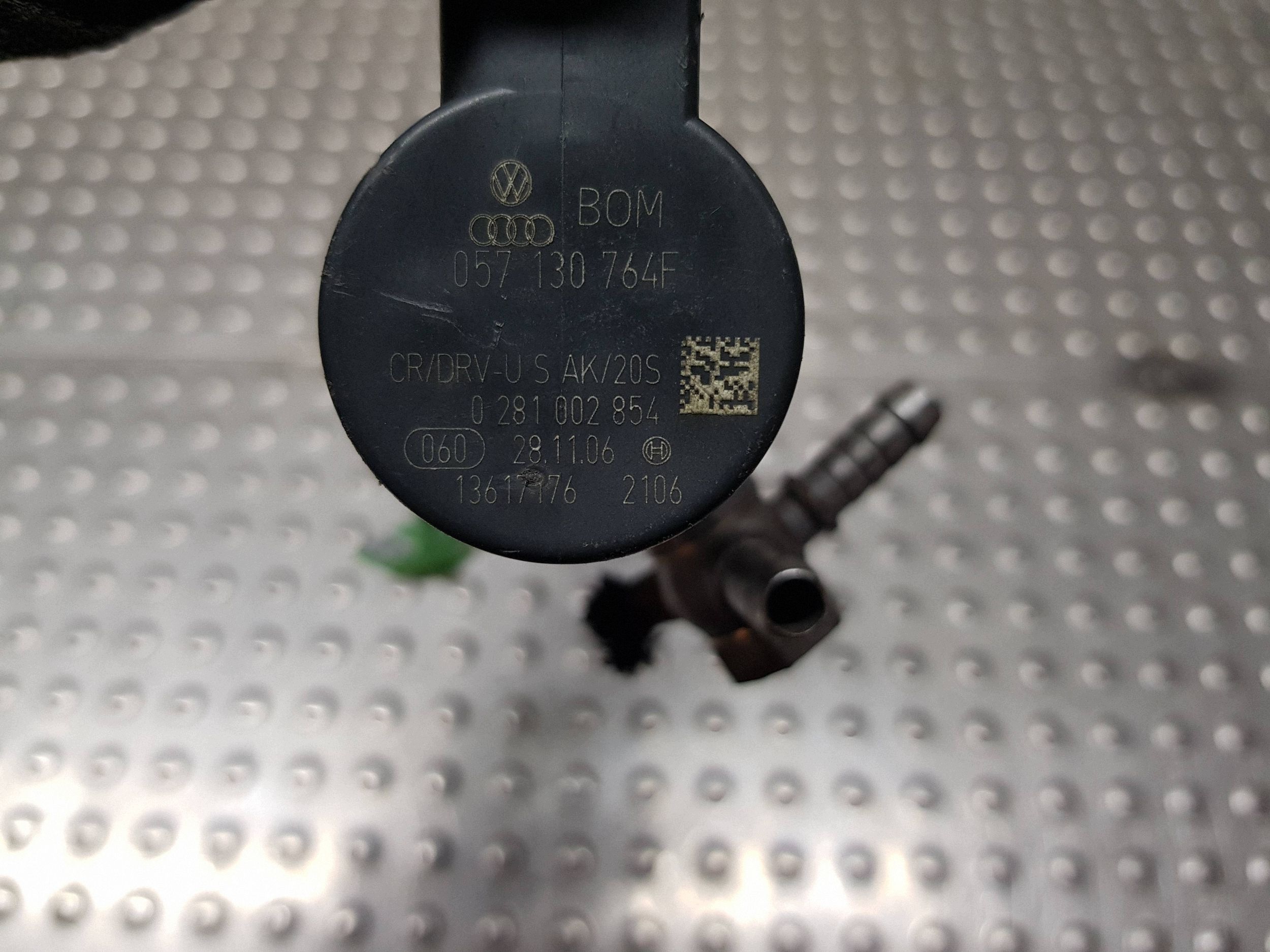 injection ramp right sensor 059130090AF 057130764F AUDI A6 C6 2.7 TDI