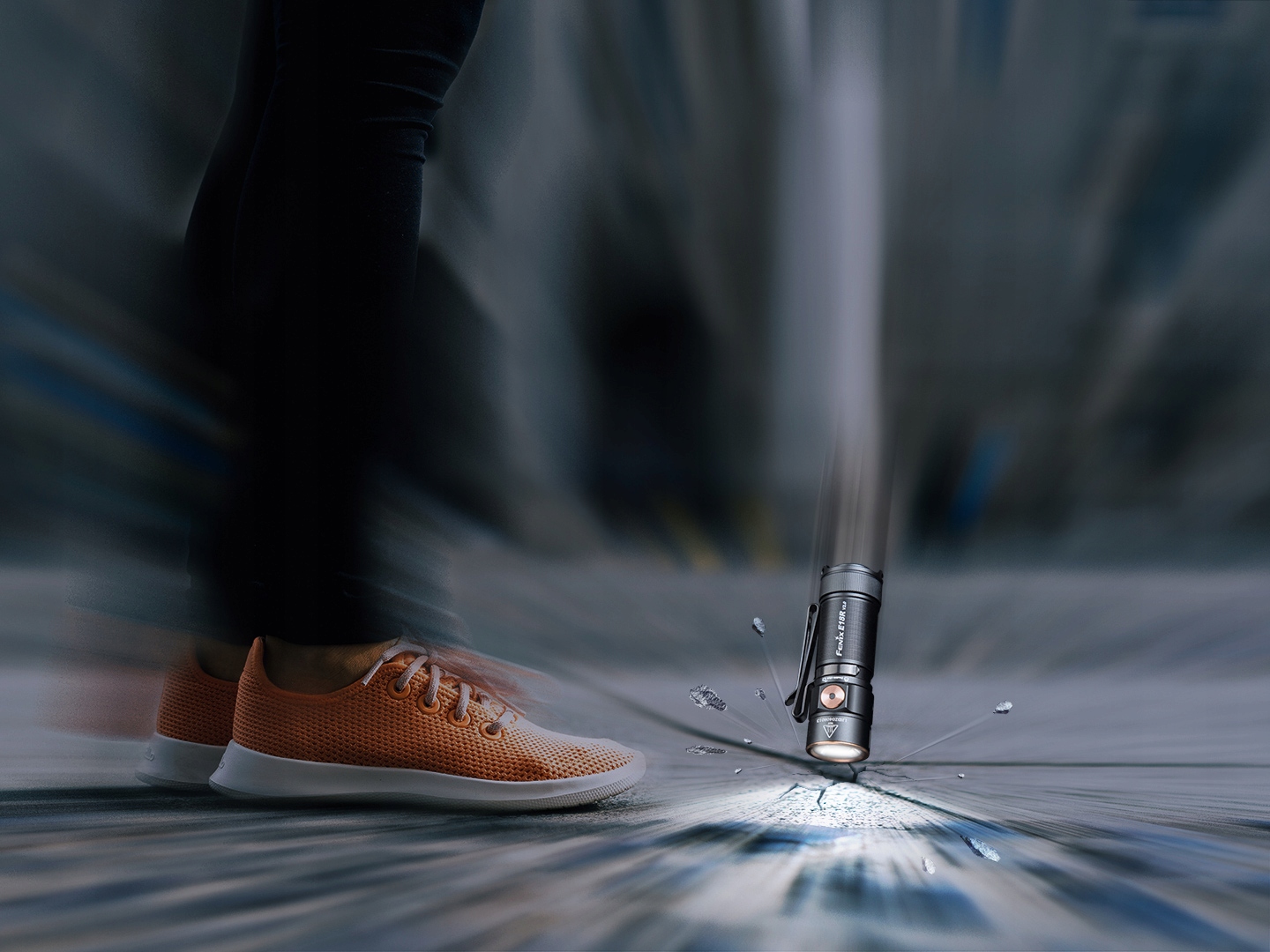 Latarka Fenix E18R V2.0 Kolor dominujący czarny