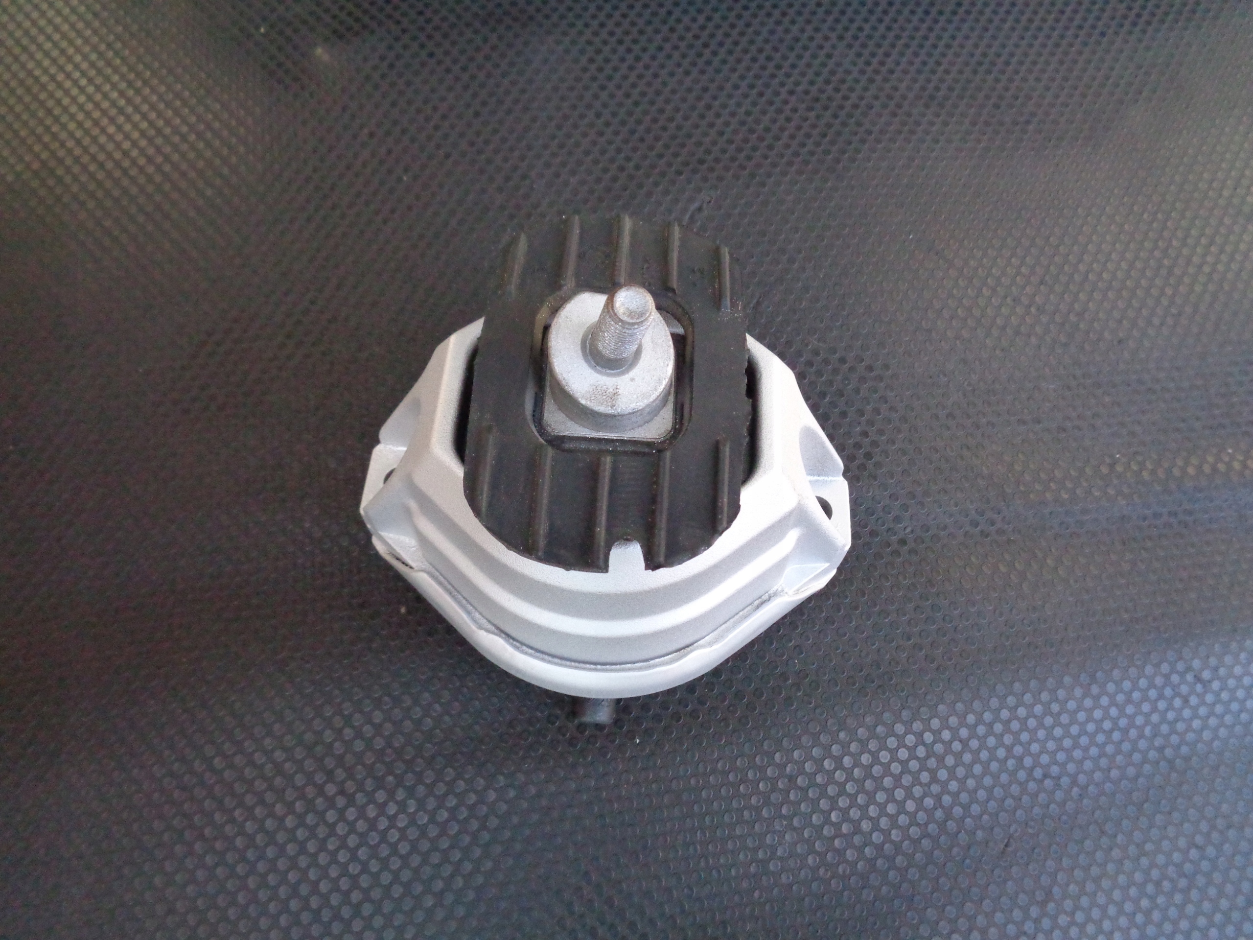 BMW E60 E61 LCI PODUSZKA SILNIKA GUMOWA M57N PRAWA Typ samochodu Samochody osobowe