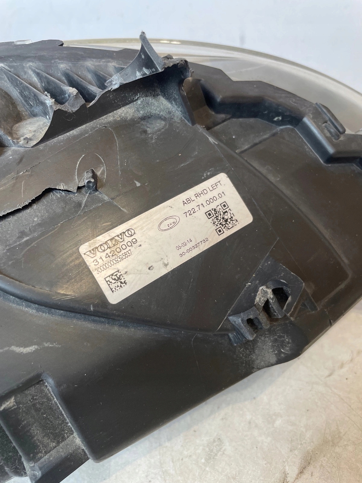 damaged light front front left Volvo V40 II Xenon UK