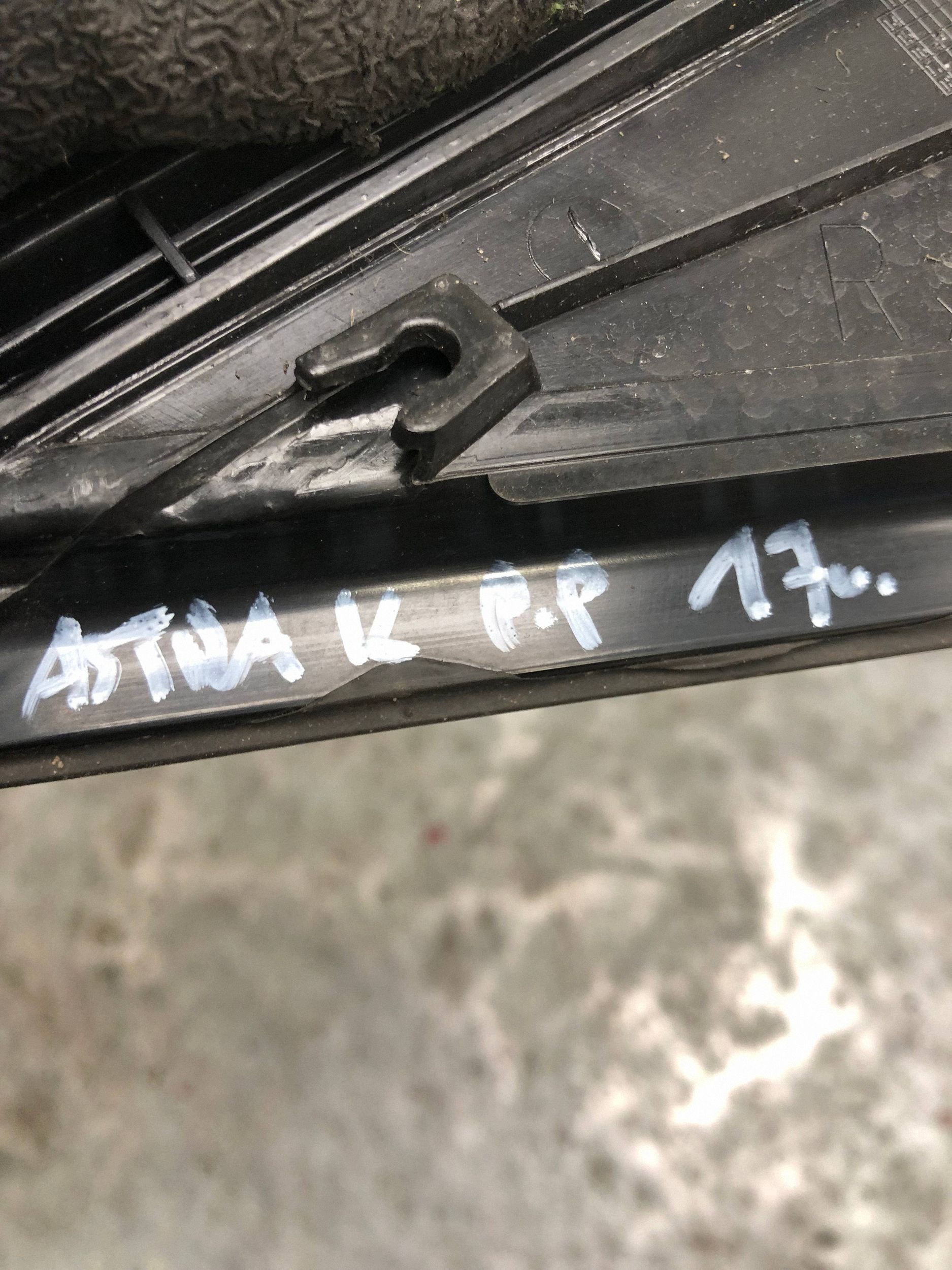 triangle couverture aile droite avant OPEL ASTRA K KOMBI 39041994