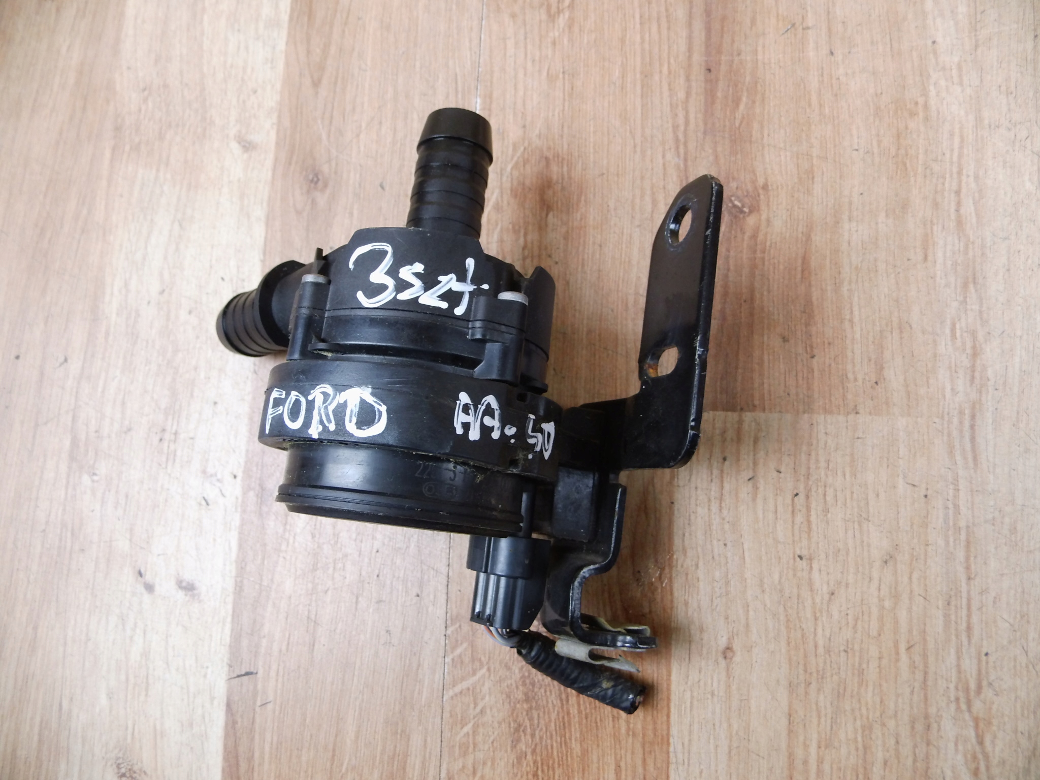 Ford Kuga III MK3 pumpa vode dodatna pumpa LX61-18D473-HPC