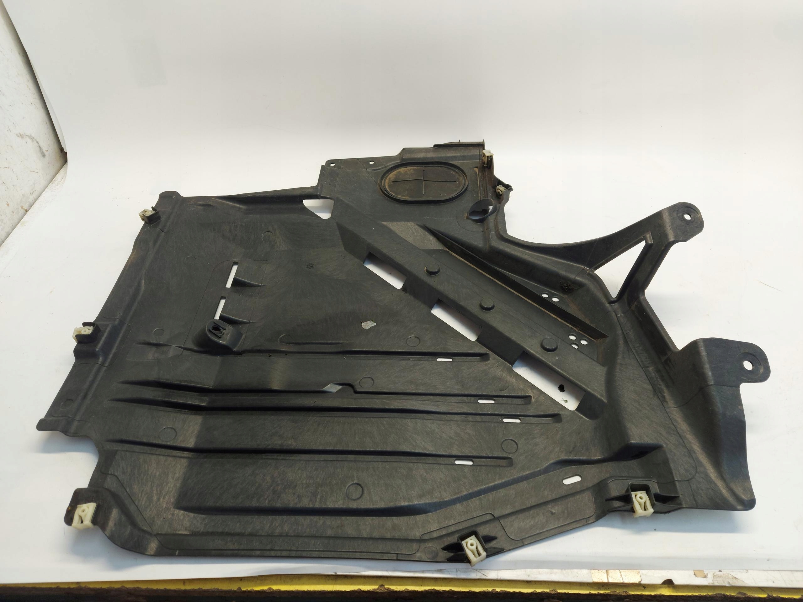 BMW U06 200i cover chassis rear part right 8498400