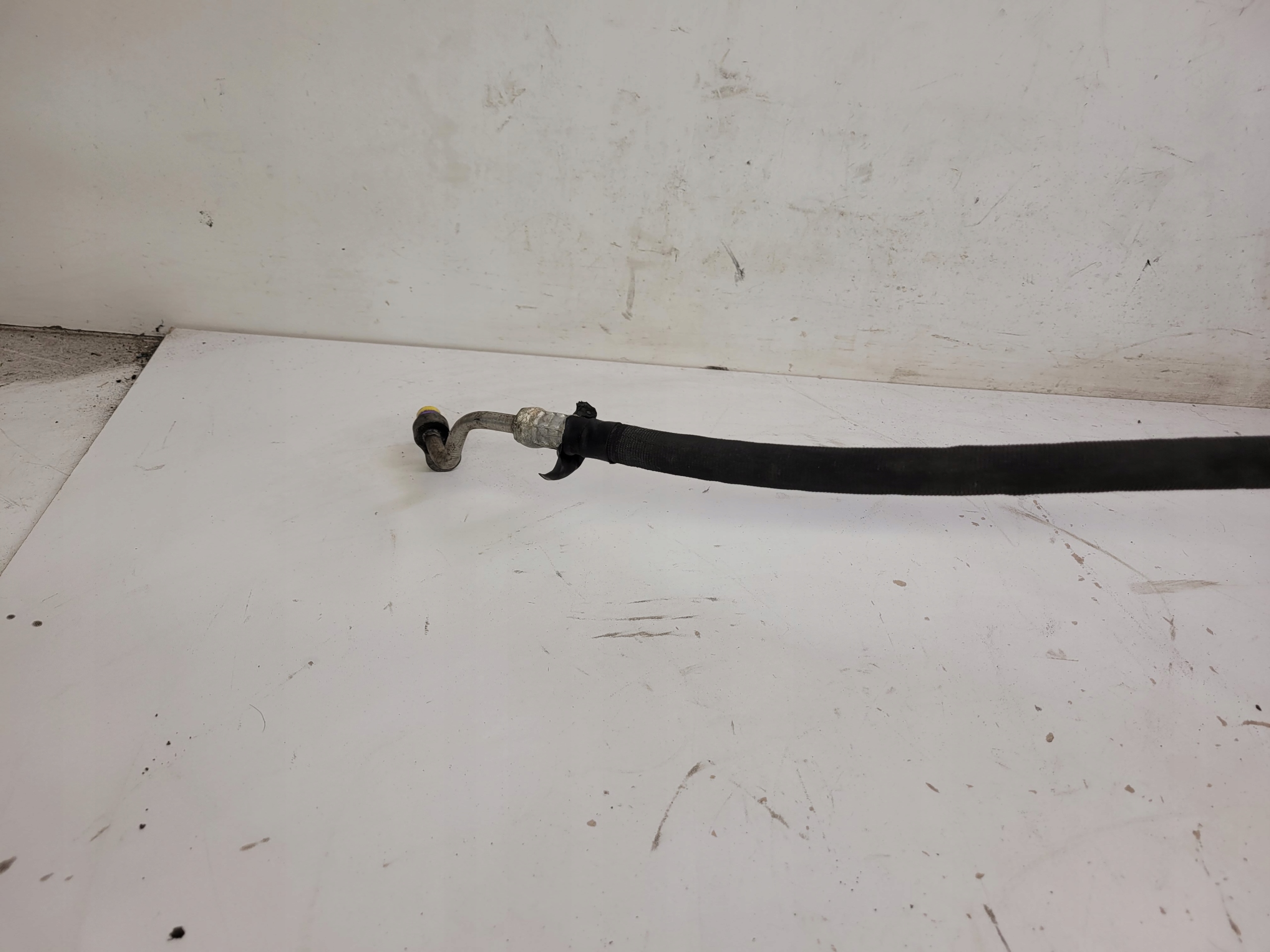 vedení hadice klimatizaci AUDI A4 B7 8E0260753A