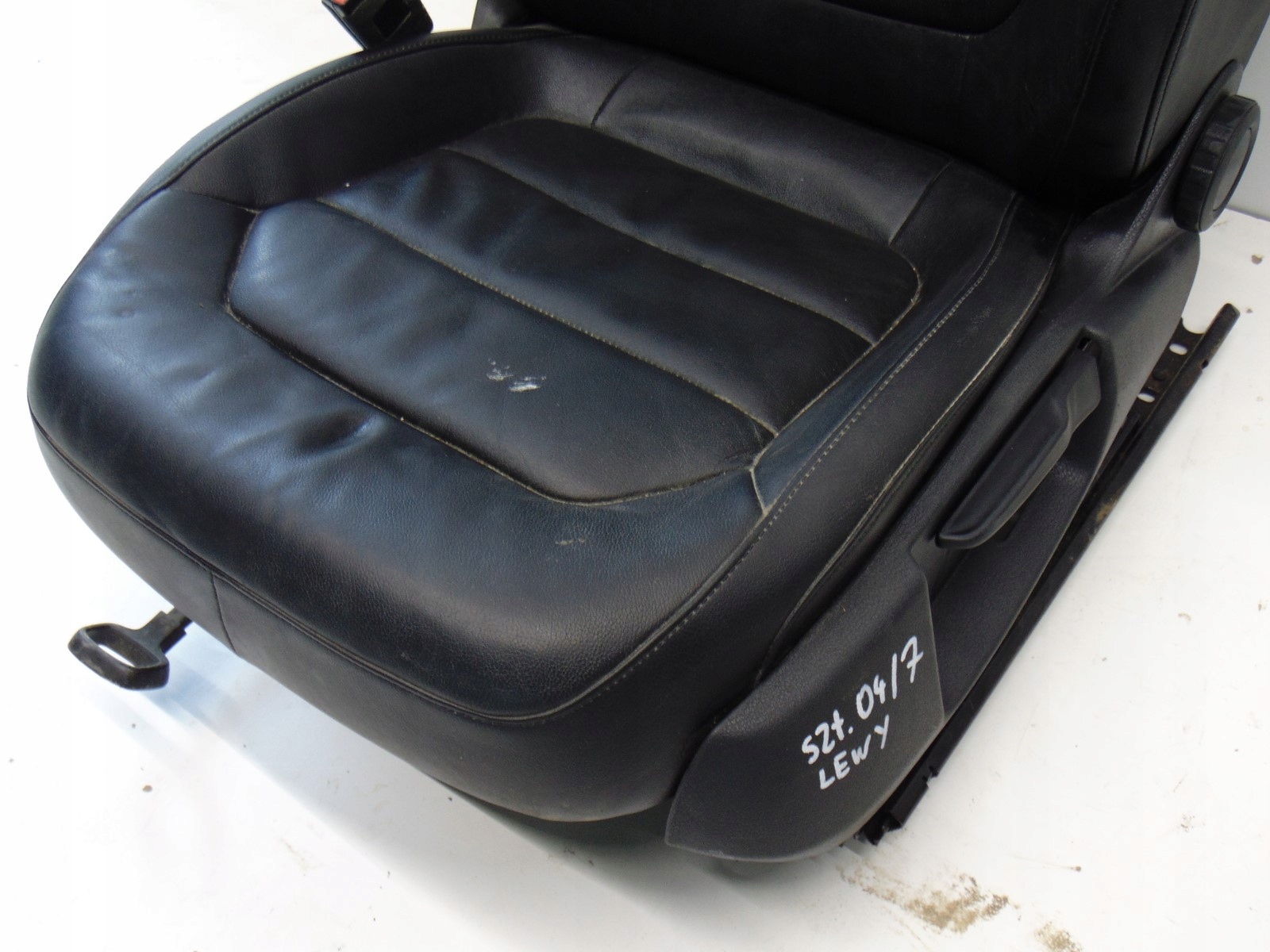 seat front driver´s left VW PASSAT B7 leather SKORZANY