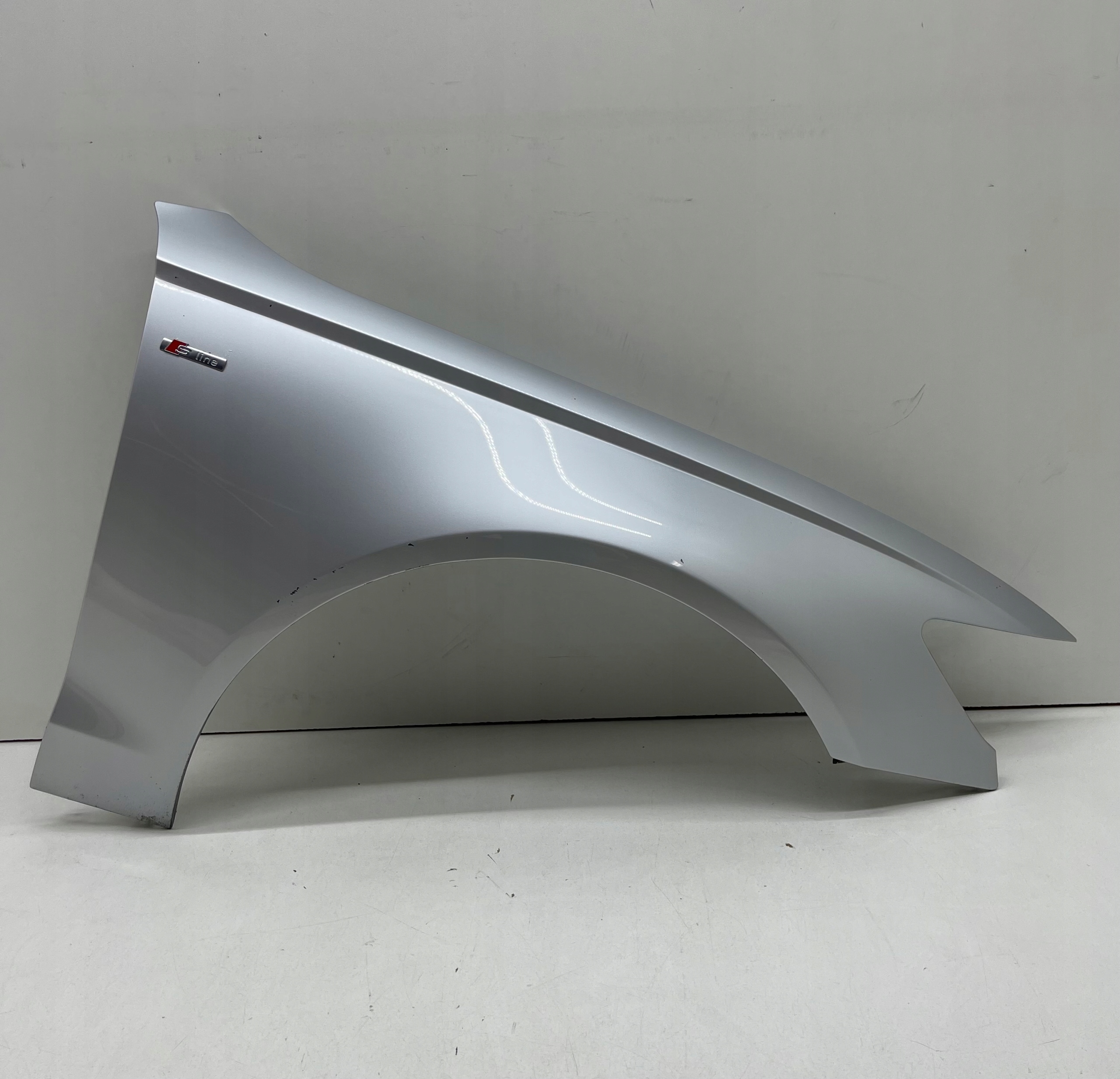 AUDI A6 C7 BŁOTNIK PRAWY PRZÓD kolor: LX7W SREBRNY