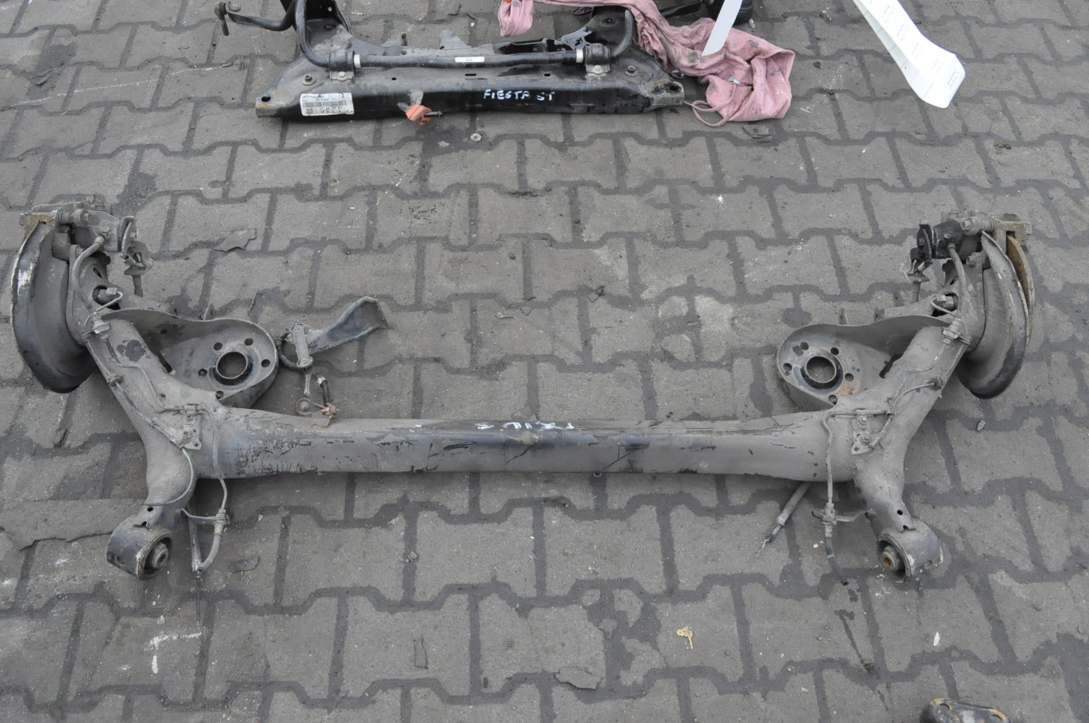 TOYOTA PRIUS II ZAWIESZENIE BELKA TYŁ + ZACISKI