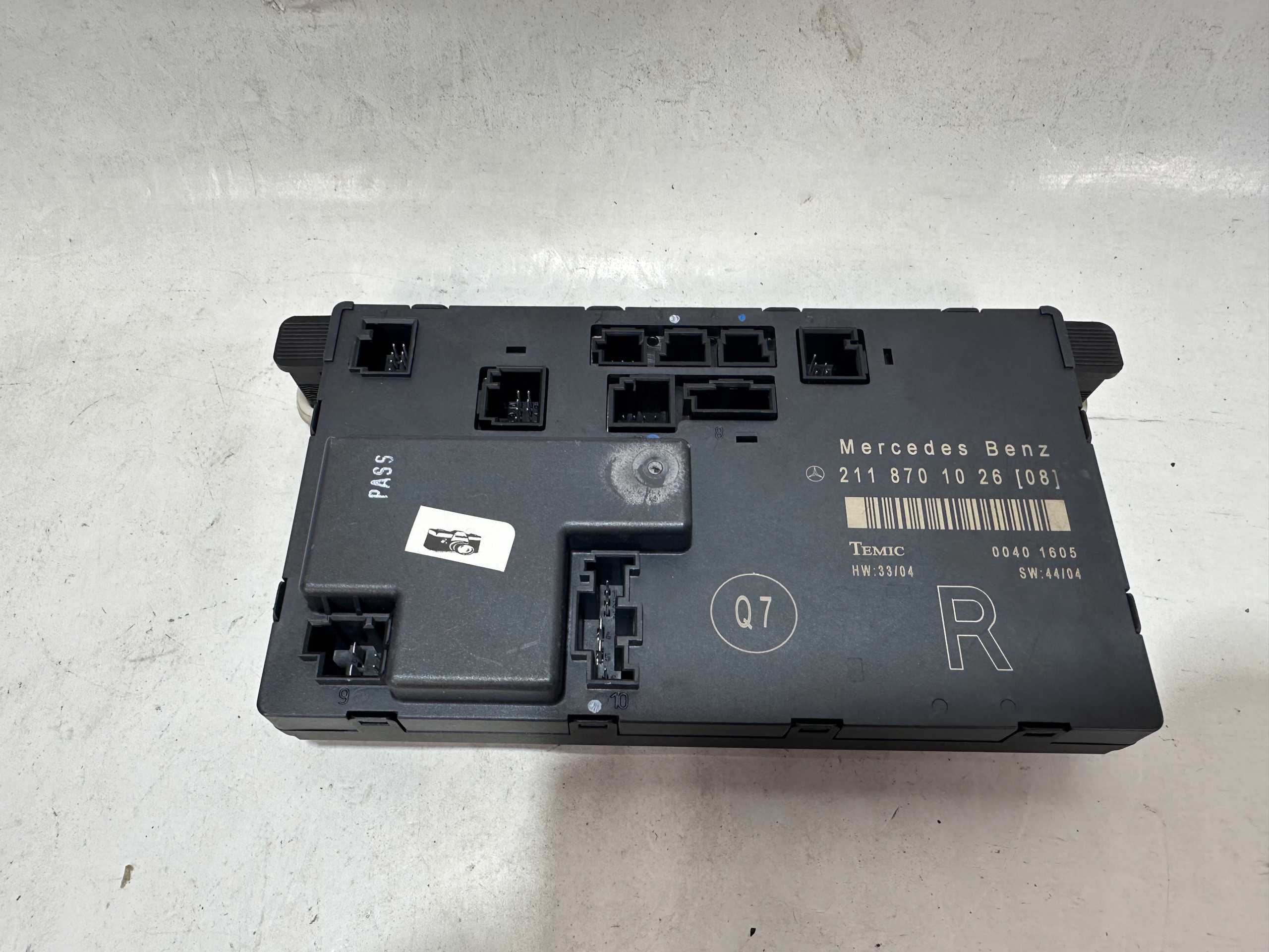 Mercedes E W211 moduł drzwi prawy przód 2118701026