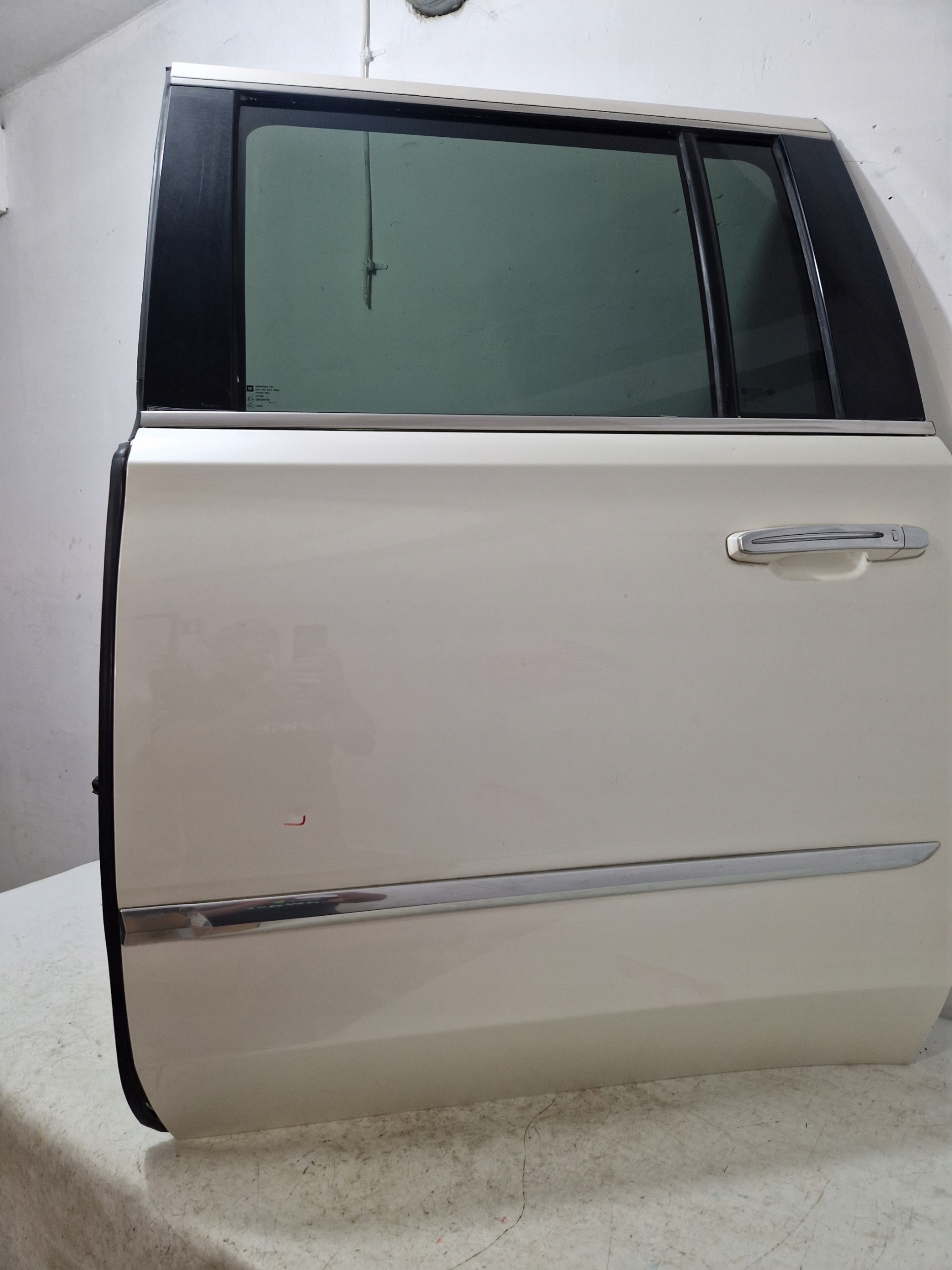 CADILLAC ESCALADE IV ESV 2015 - door left rear part rear. complete BNG