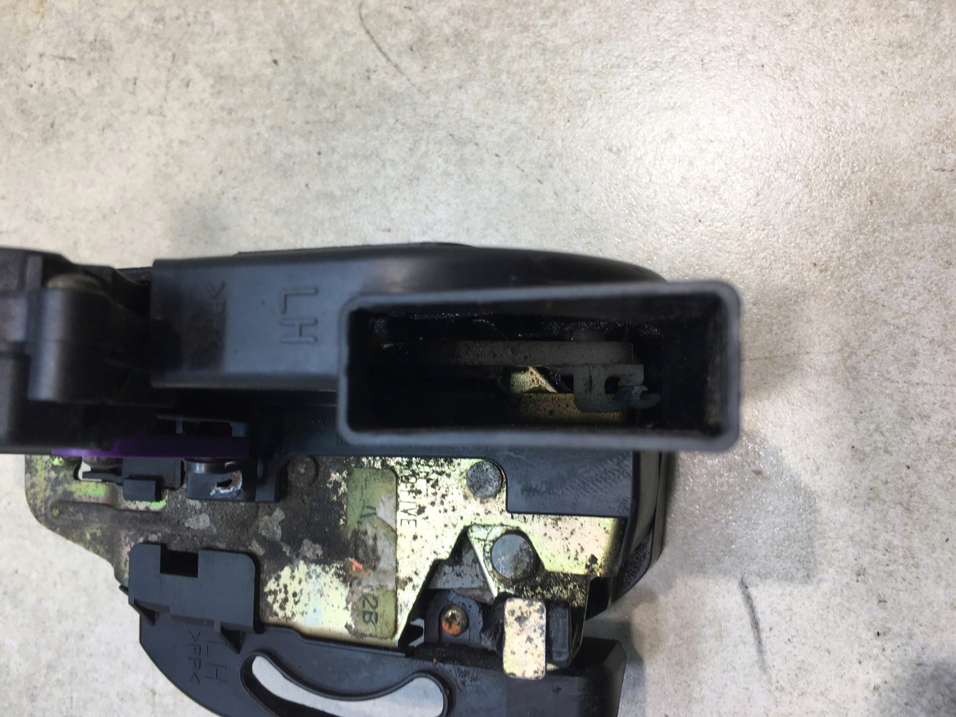 lock door left front MAZDA 323F BJ FL