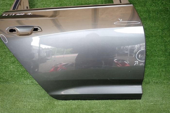 AUDI A6 C8 KOMBI 18- door right rear. rear part