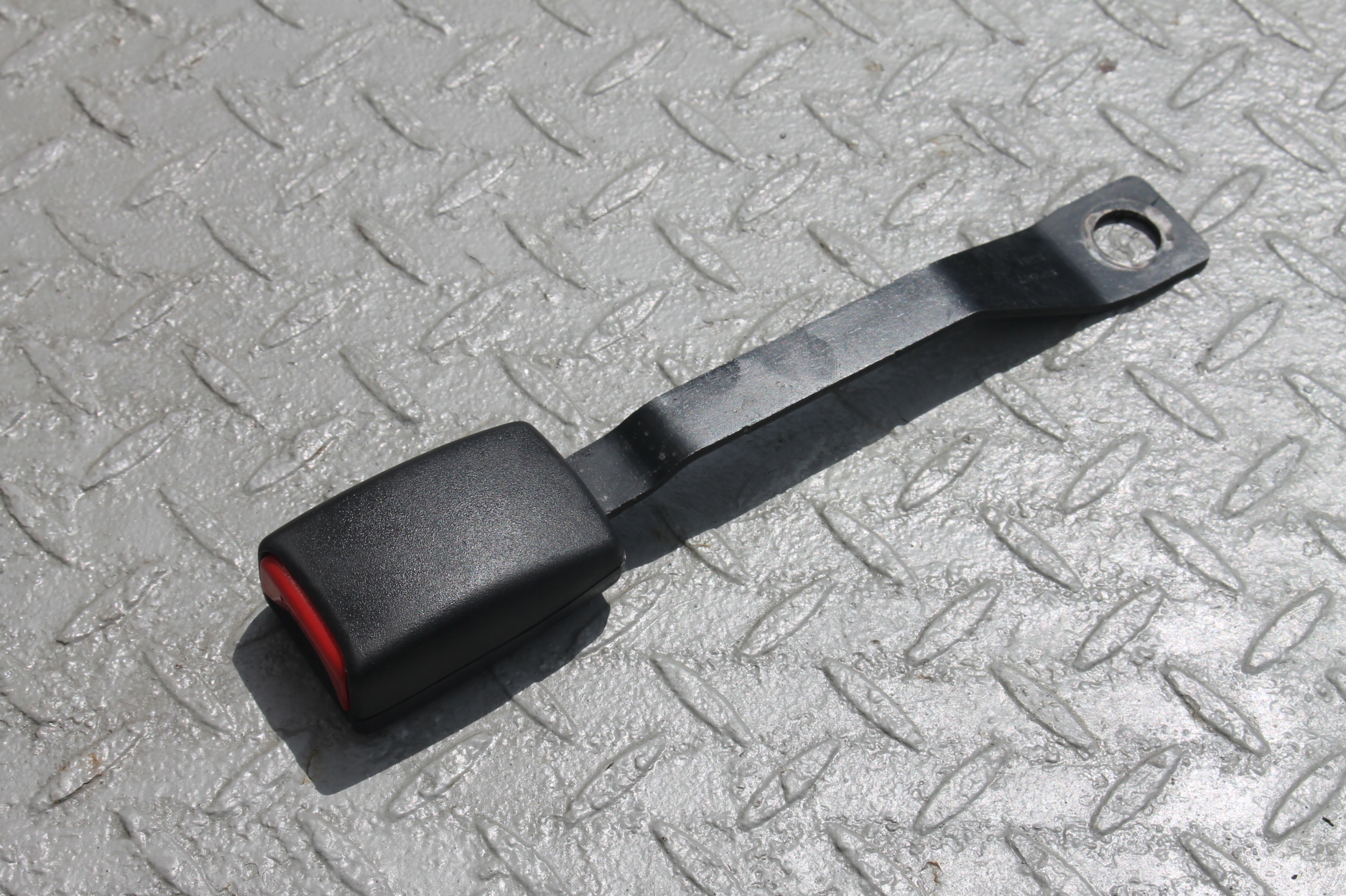 ЗАСТЕЖКА РЕМНЯ ПЕРЕДНЯЯ ПРАВАЯ GRAND VITARA II 05-14