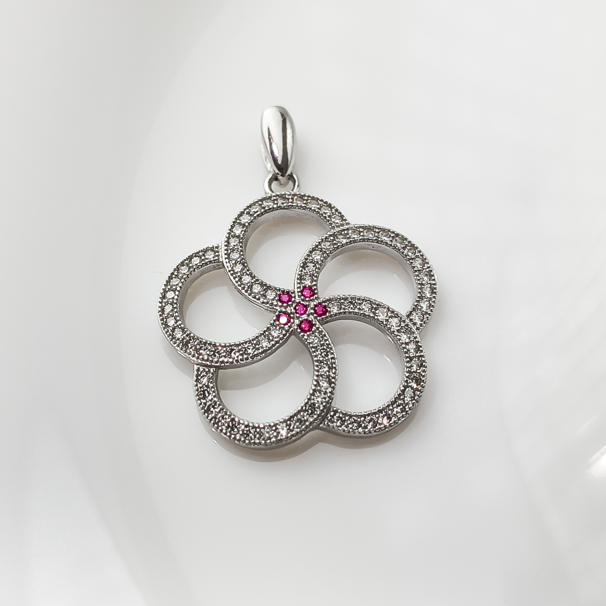 Stříbrný přívěsek s květinou a zirkony ryzosti 925