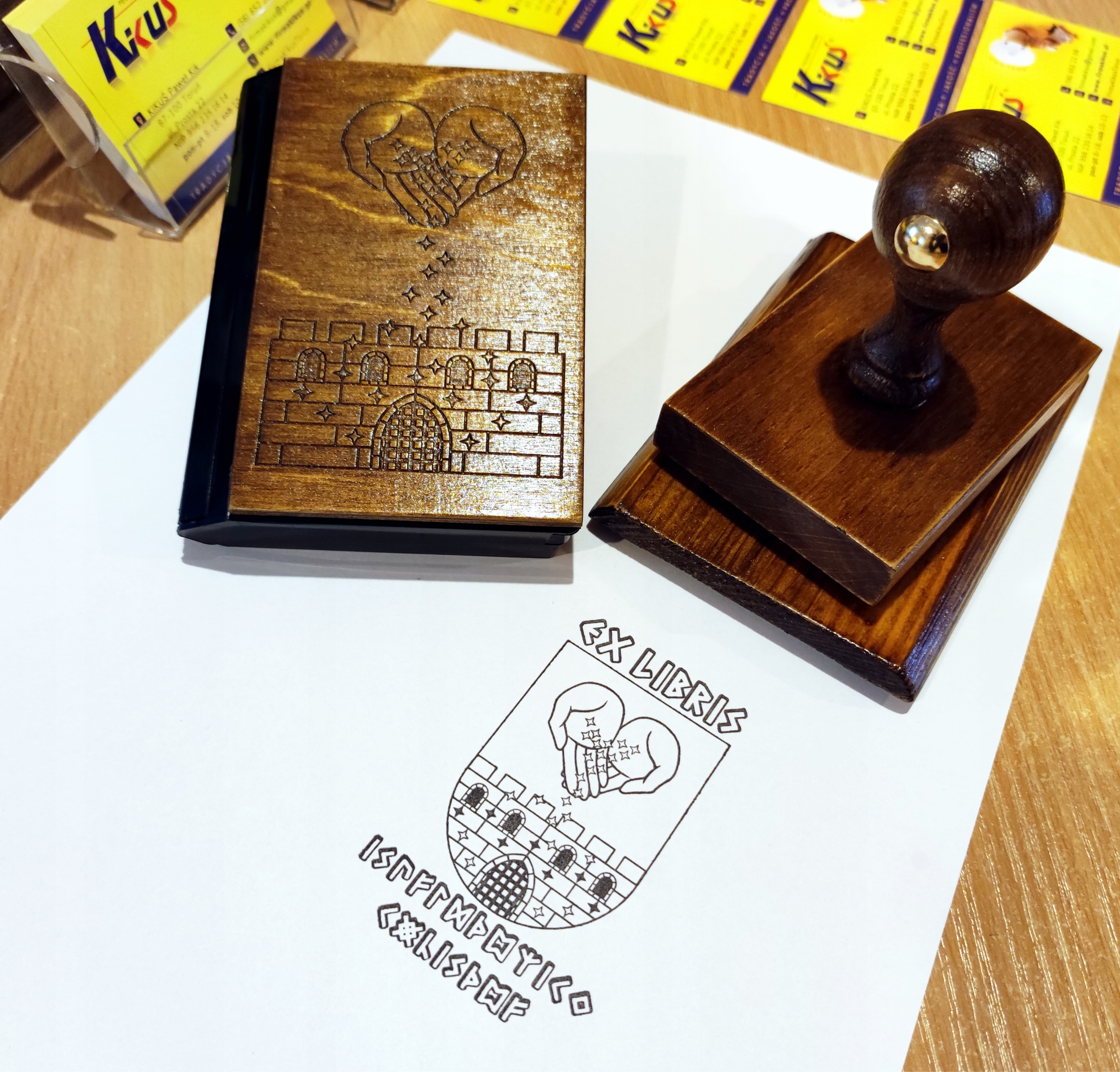 Pieczątka Ex libris 6x4 / 5x5cm - 127 Wzorów + GRAWER + lniany woreczek Liczba wersów powyżej 8 wersów