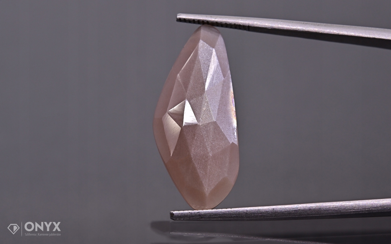 Měsíční kámen fazetovaný nepravidelný 25x11 mm