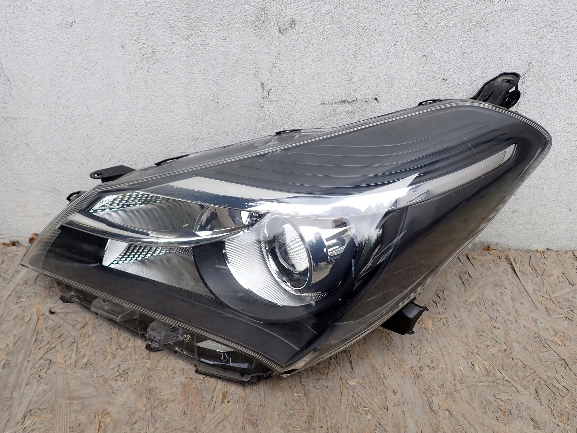 light left REFLEKTOR TOYOTA YARIS 3 III P13 LIFT 2014-2017R