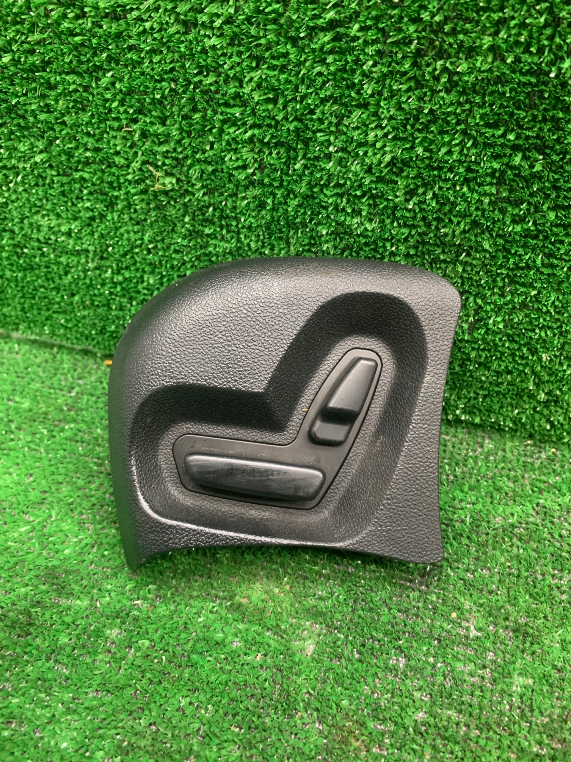 PRZEŁĄCZNIK REGULACJI FOTELA MERCEDES E W211 2118701010