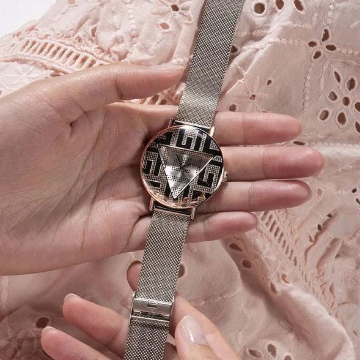 Guess Iconic dámské stříbrné hodinky na náramku GW0527L1