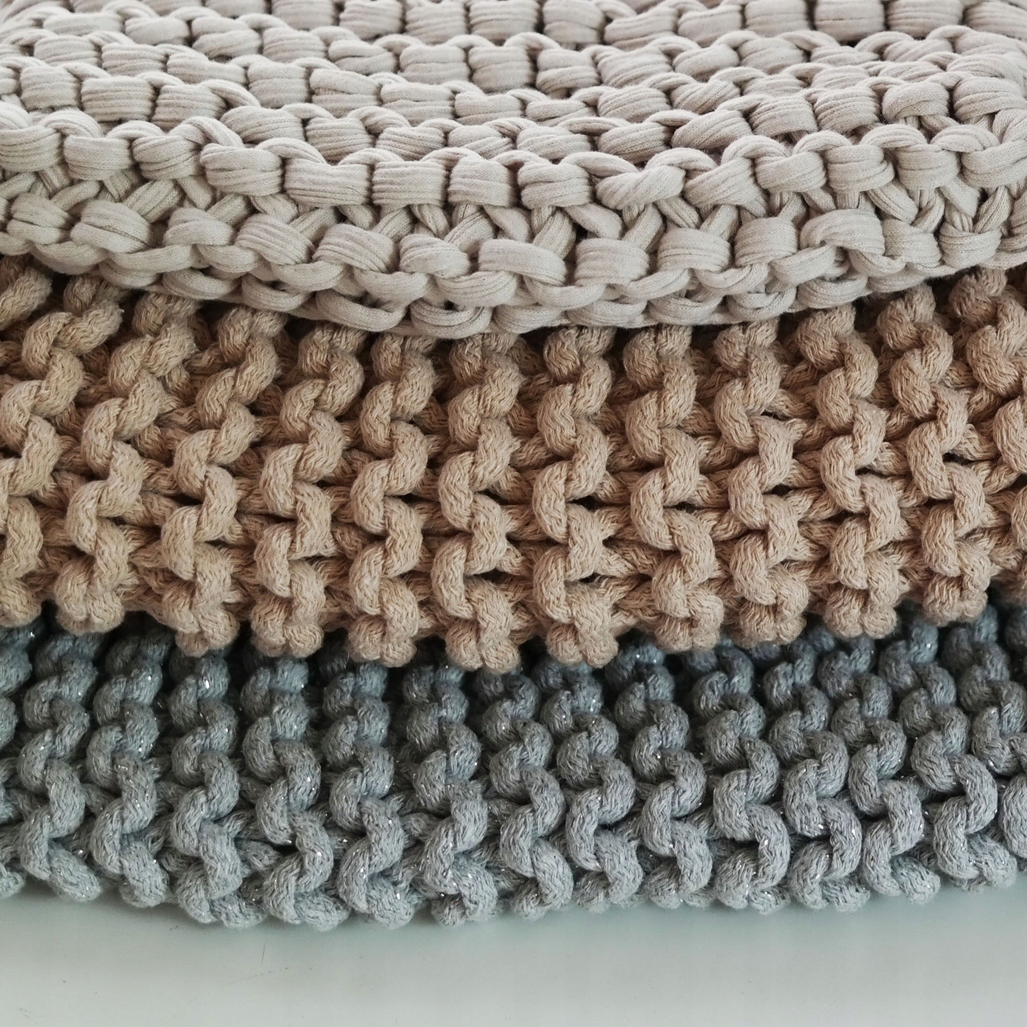 PUFA DO SALONU 50x20 PLECIONA DZIERGANA ZE SZNURKA 47 KOLORÓW BOHO SCANDI Wysokość mebla 20 cm