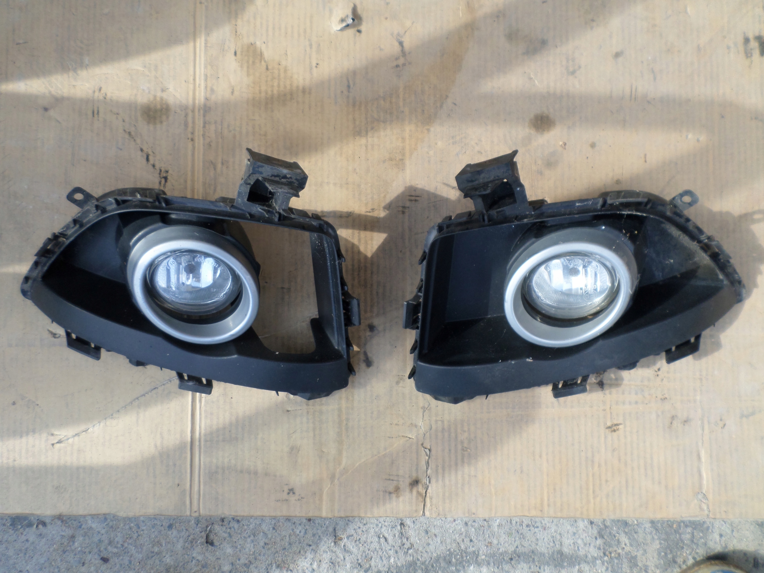 ГАЛОГЕННА РЕШІТКА ГАЛОГЕНУ ПРАВА MAZDA 5 SPORT