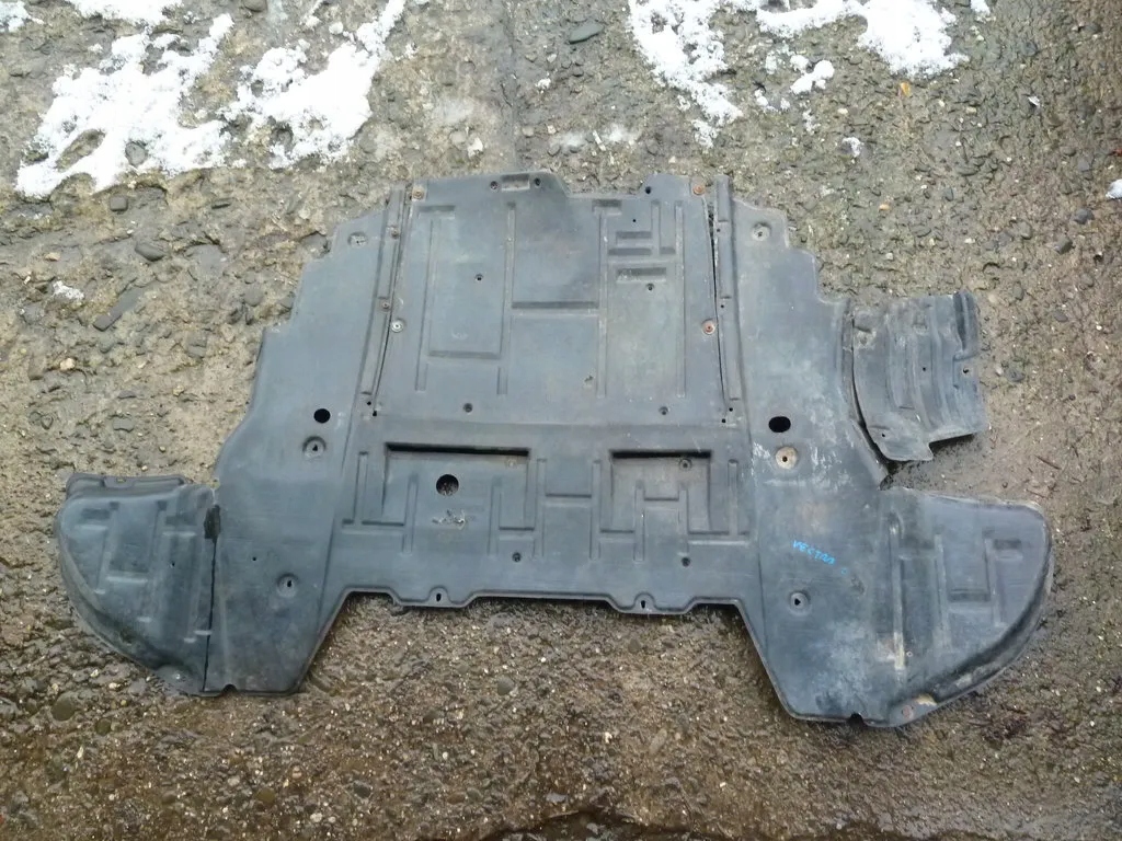 13140972 - Vectra C 02-08 SIGNUM крышка двигателя пластина