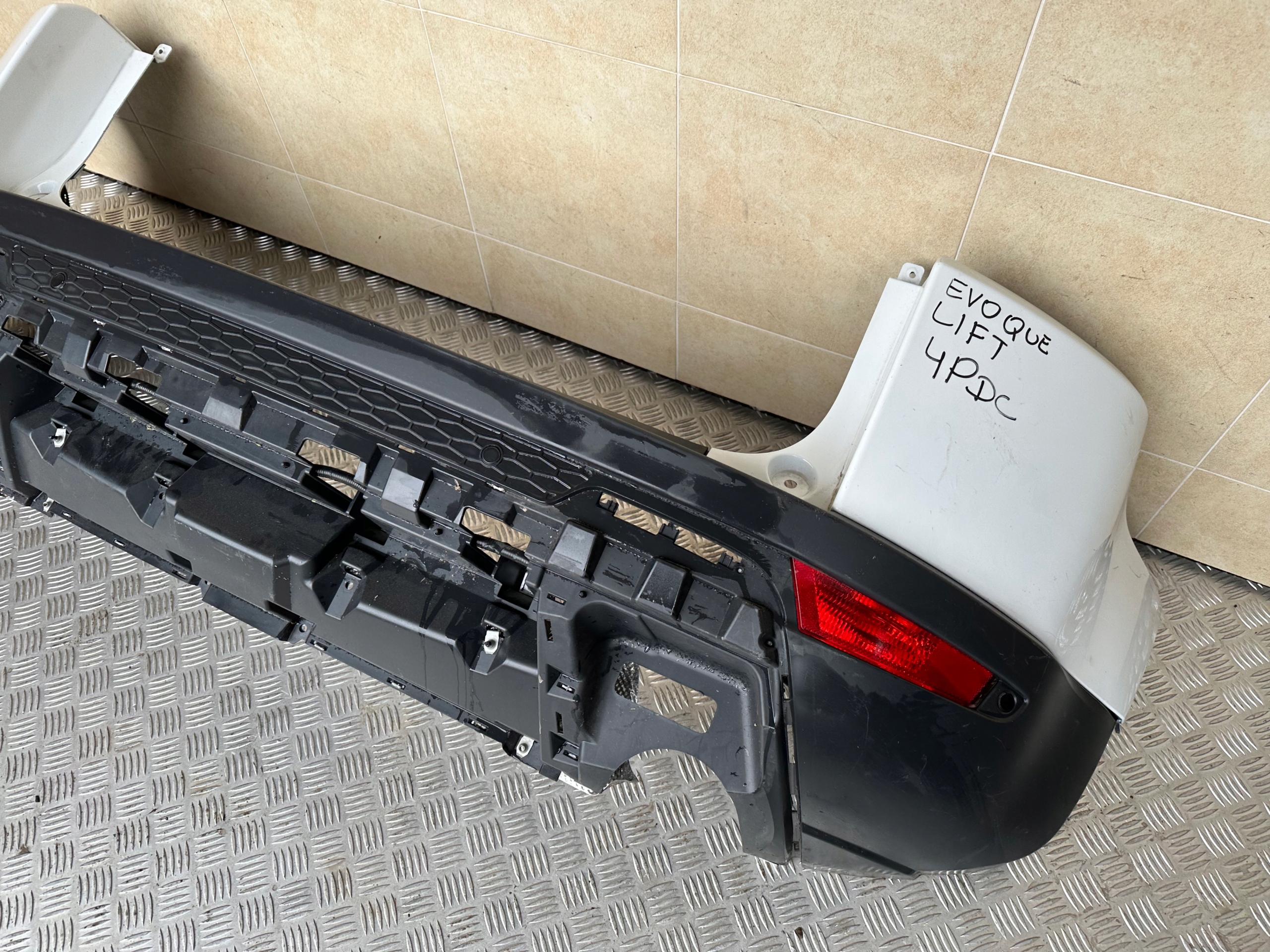 BUMPER REAR RANGE ROVER EVOQUE 4 PDC LIFT 2017R.