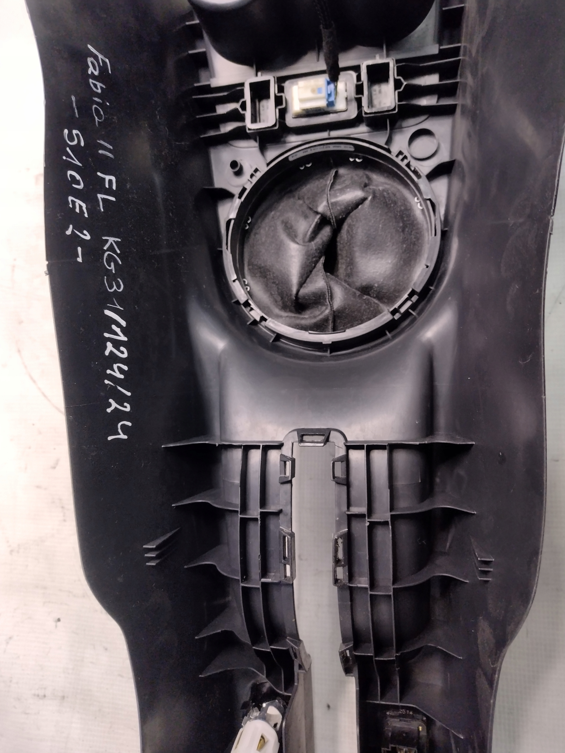 Tunel mitte Skoda Fabia II lift 5J0863241