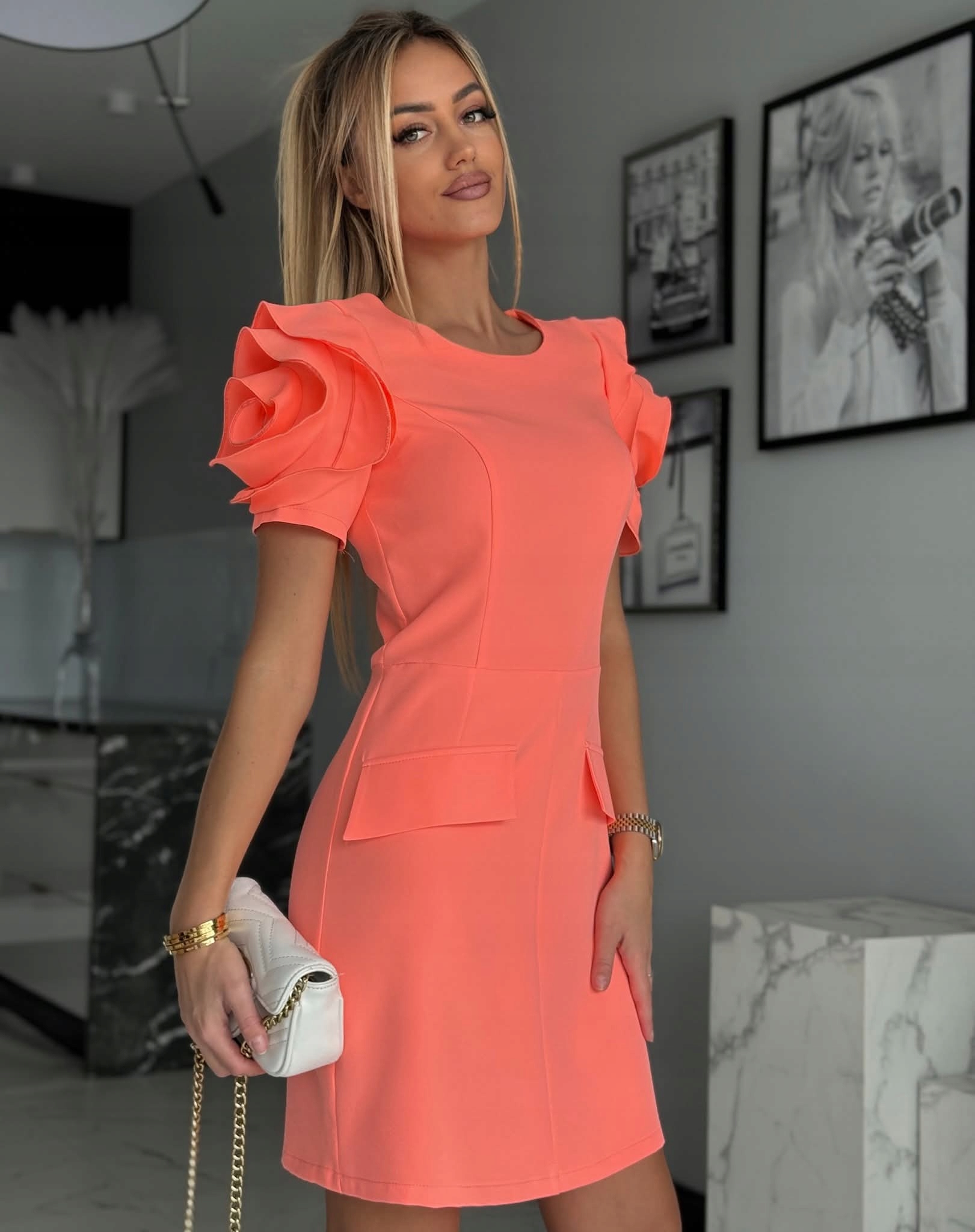 Elegantní Ženské Šaty Zdobené rukávy Růže Polský výrobek Meruňka L