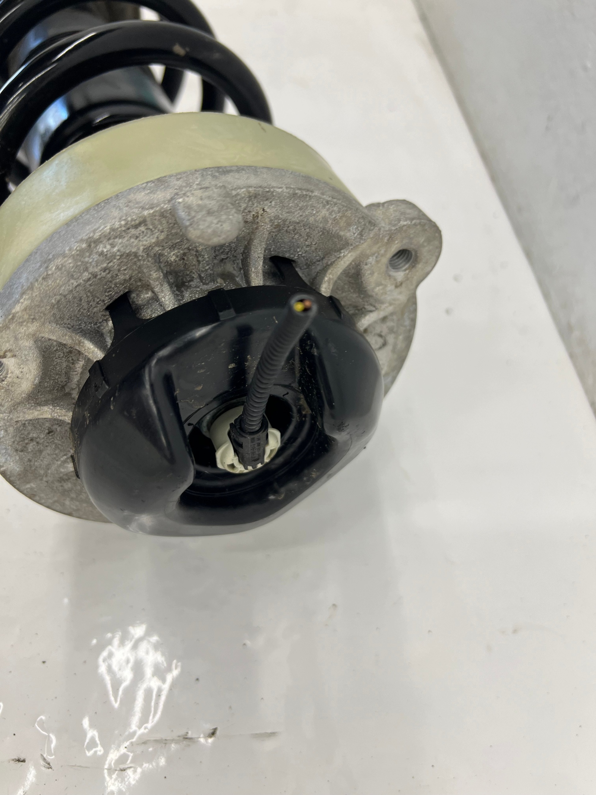 AUDI A4 B9 A5 8W shock absorber left front AKTYWNY electrical 8W0413029K