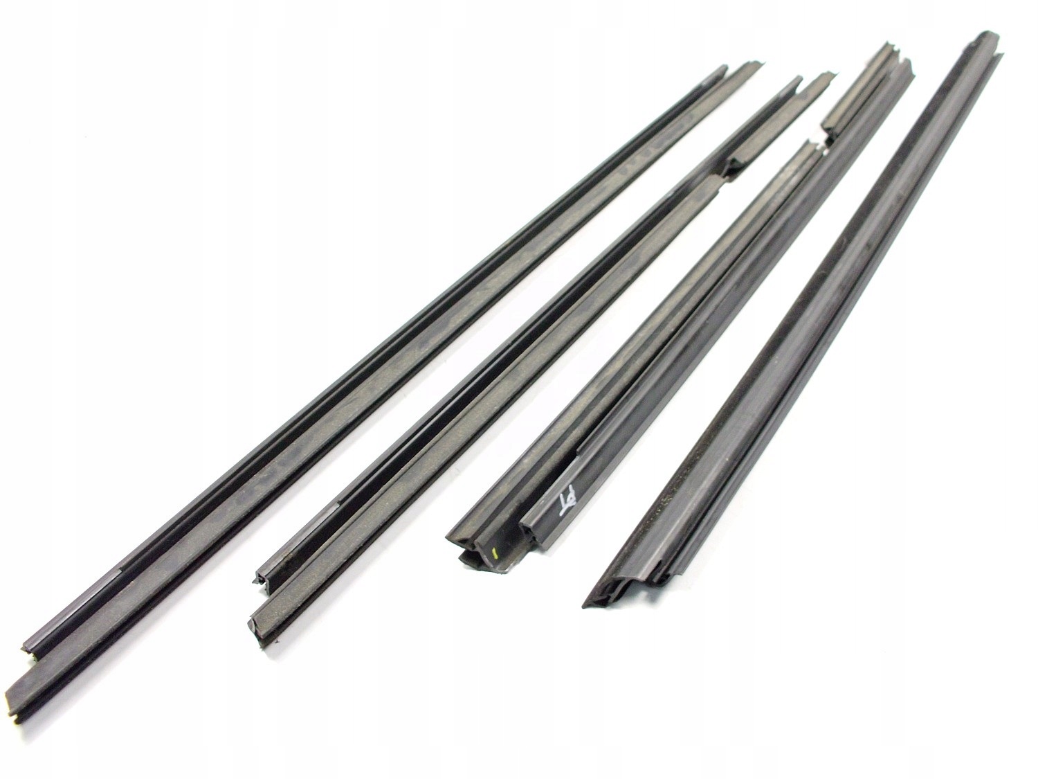 JEEP COMMANDER XH ZGARNIACZ LISTWA SZYBY DRZWI PP 2430734568yh za 65