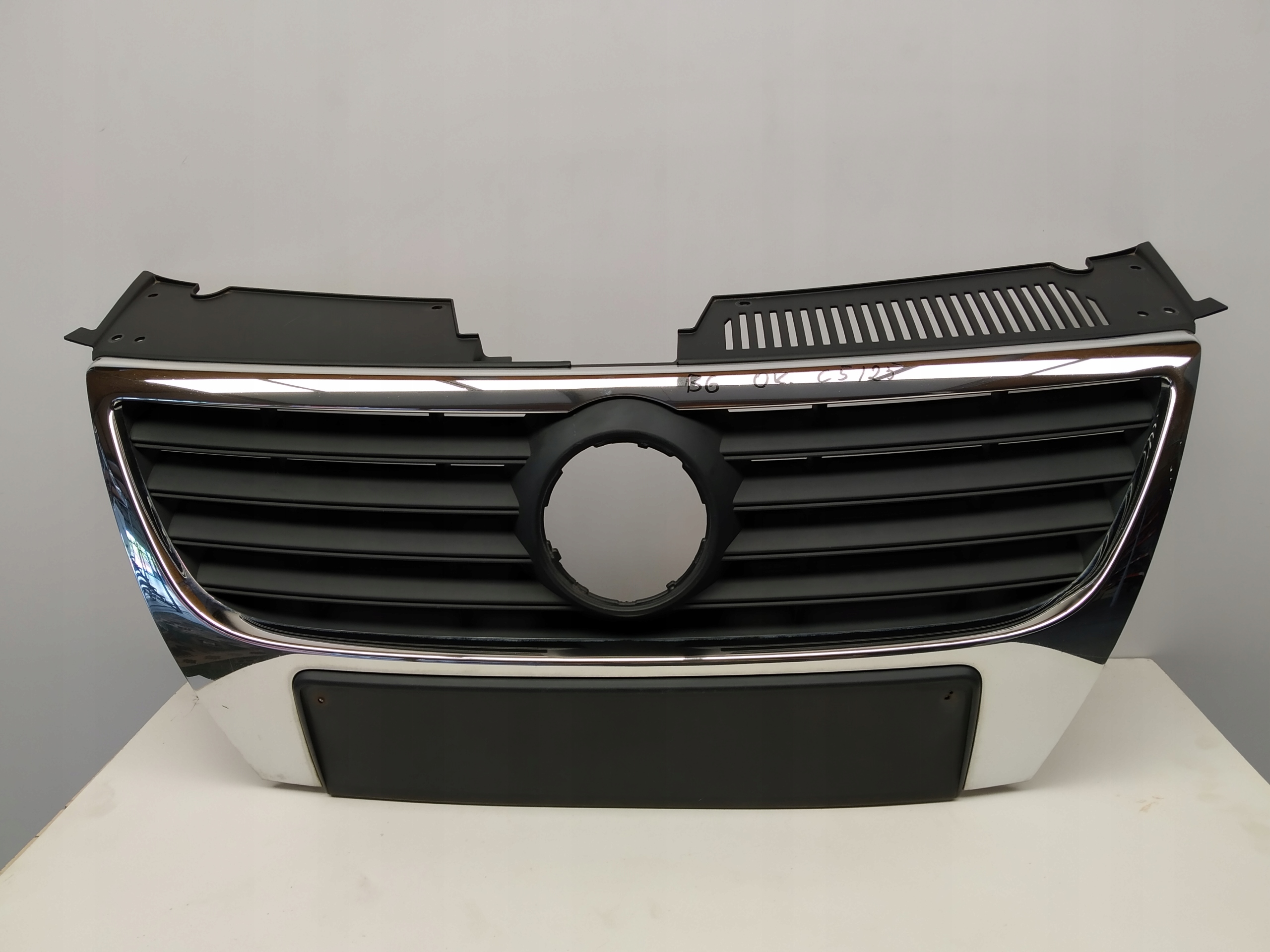 Vw Passat B6 maska bez czujnikow nárazníku předek original