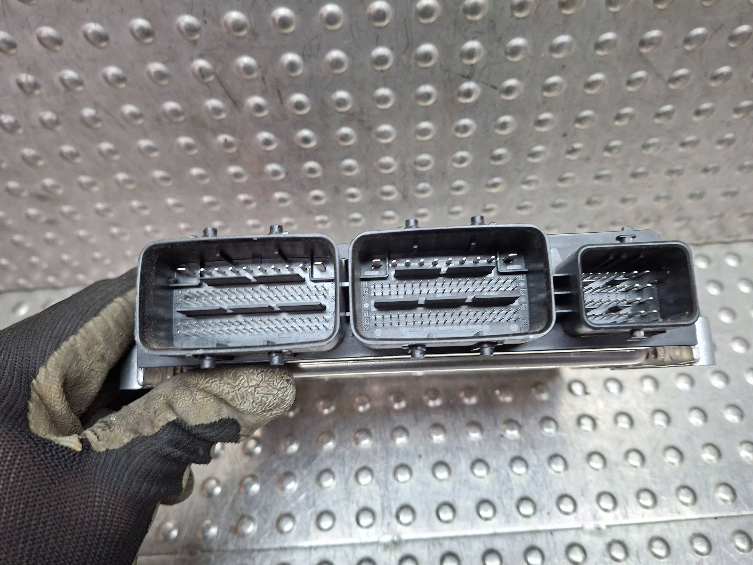 control unit of the engine computer 0281036863 237106233S DACIA DUSTER II