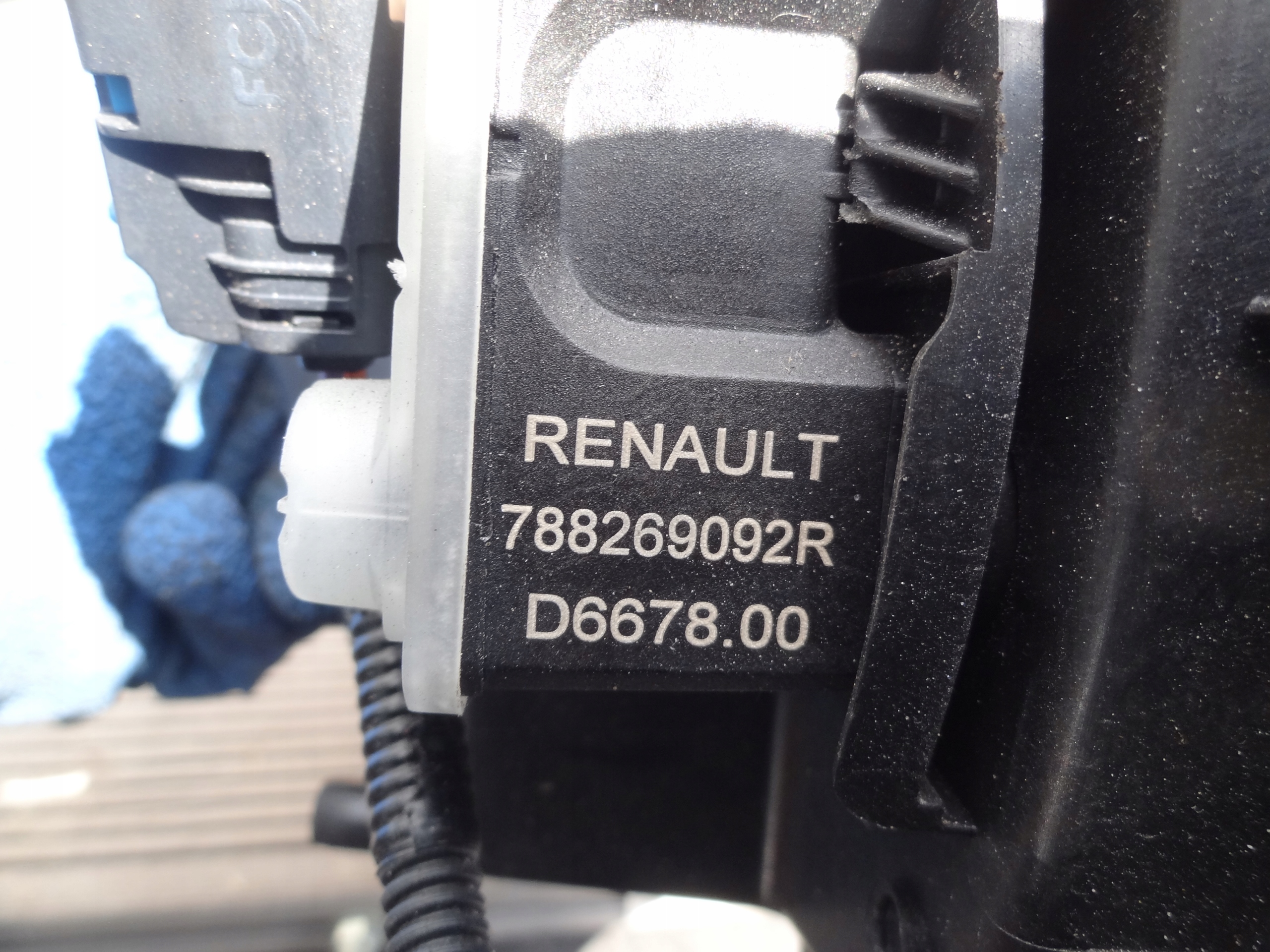 RENAULT ARKANA 2022 KLAPKA WLEWU PALIWA + KOREK ORYGINAL Waga produktu z opakowaniem jednostkowym 2 kg