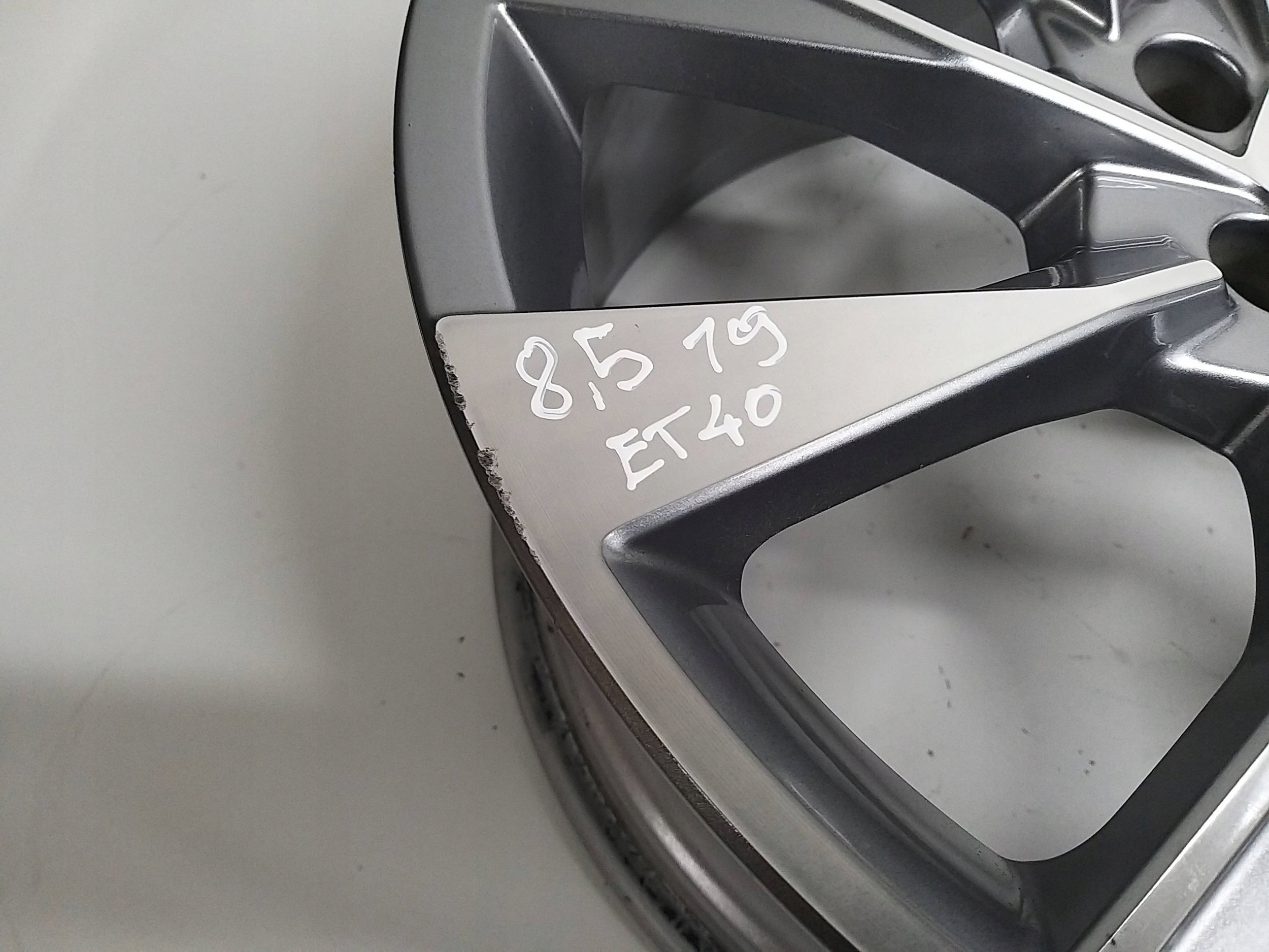 AUDI A4 B9 A5 A6 disk hliníkový R19 8,5 J ET 40 8W0601025EL