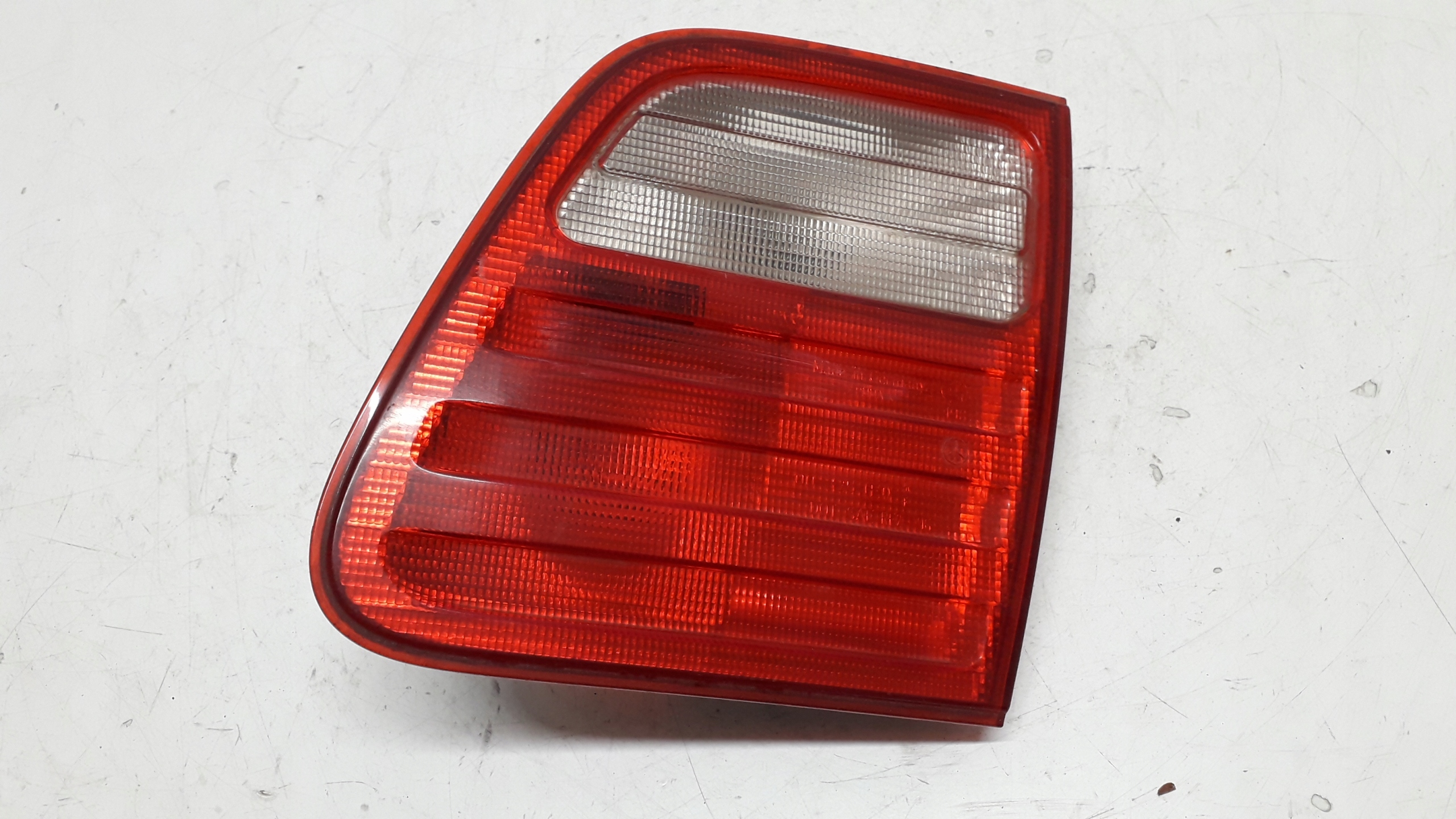 MERCEDES E W210 KOMBI LAMPA PRAWA TYLNA W KLAPĘ