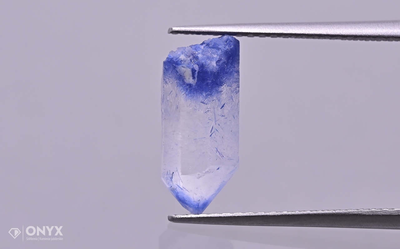 Křemen s dumortieitem přírodní křišťál 13x5,5 mm