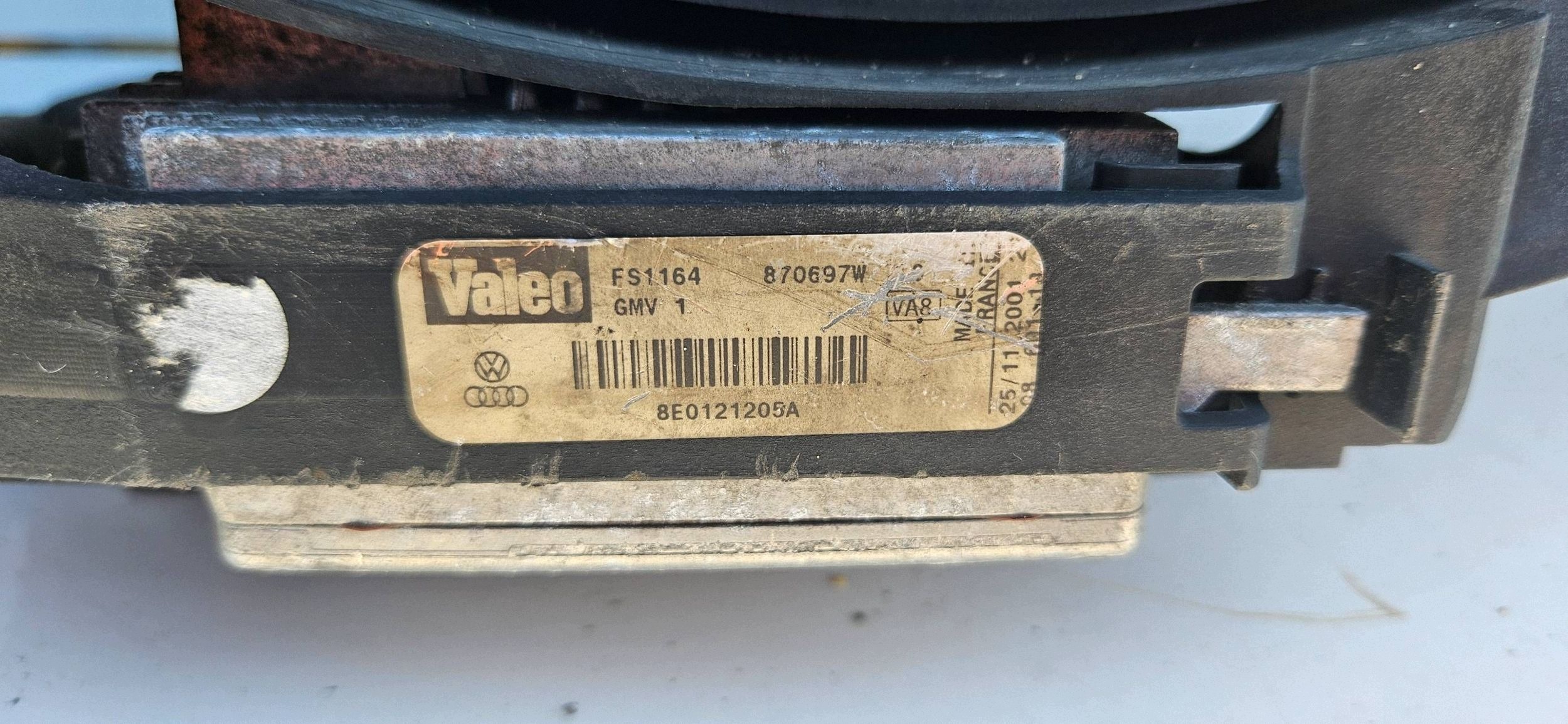 Audi A4 B6 8E ventilátor chladiče obal 8E0121205A