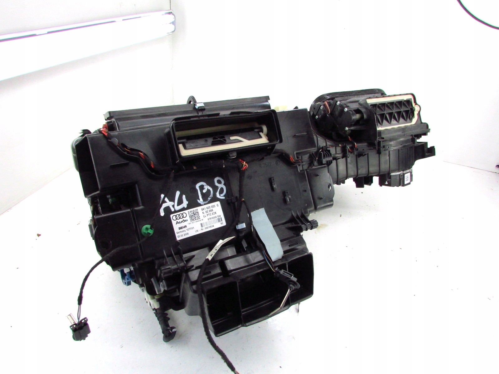 Audi A4 B8 радиатор отопителя климатроник европа. 8K1820005Q
