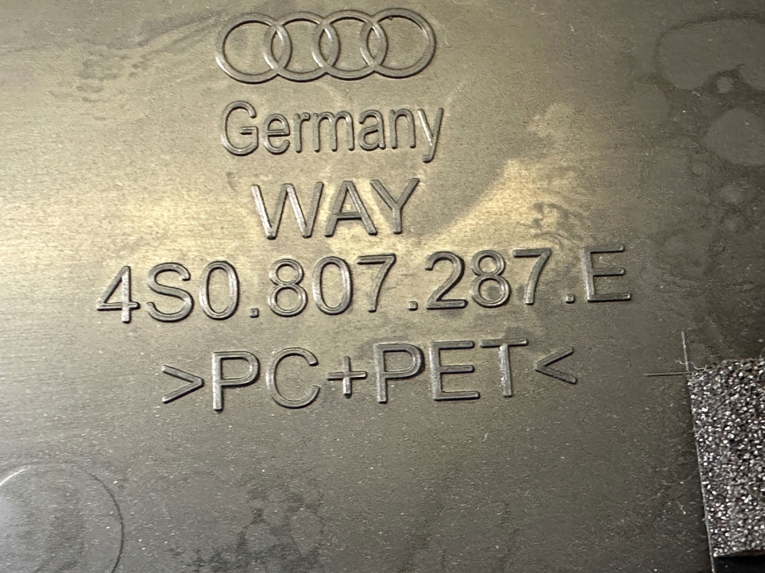AUDI R8 4S pad below TABLICE registration 4S0807287E