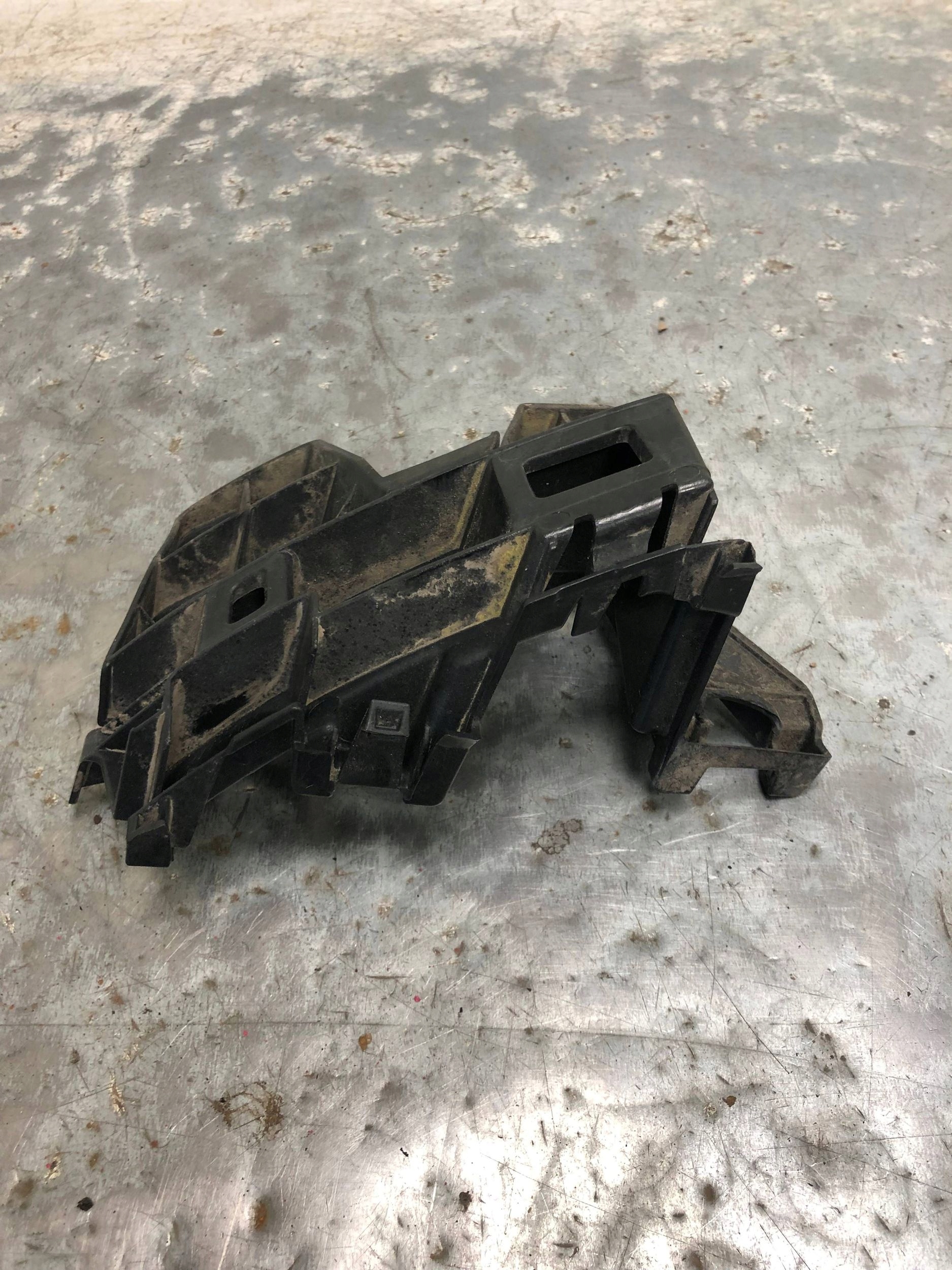 bumper bracket right rear part VW PASSAT B8 KOMBI 3G9807484A