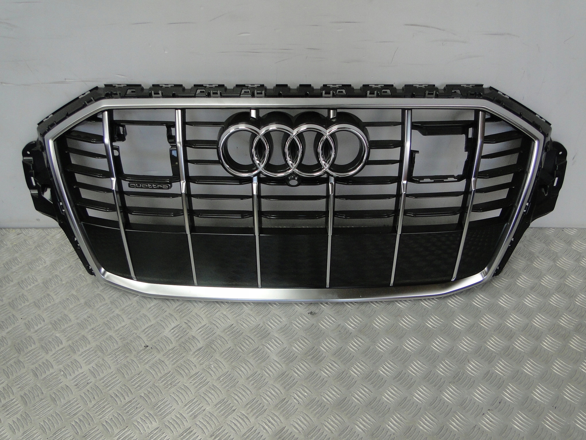 бампер передний перед Q7 4M0 рестайлинг s-line решетка радиатора