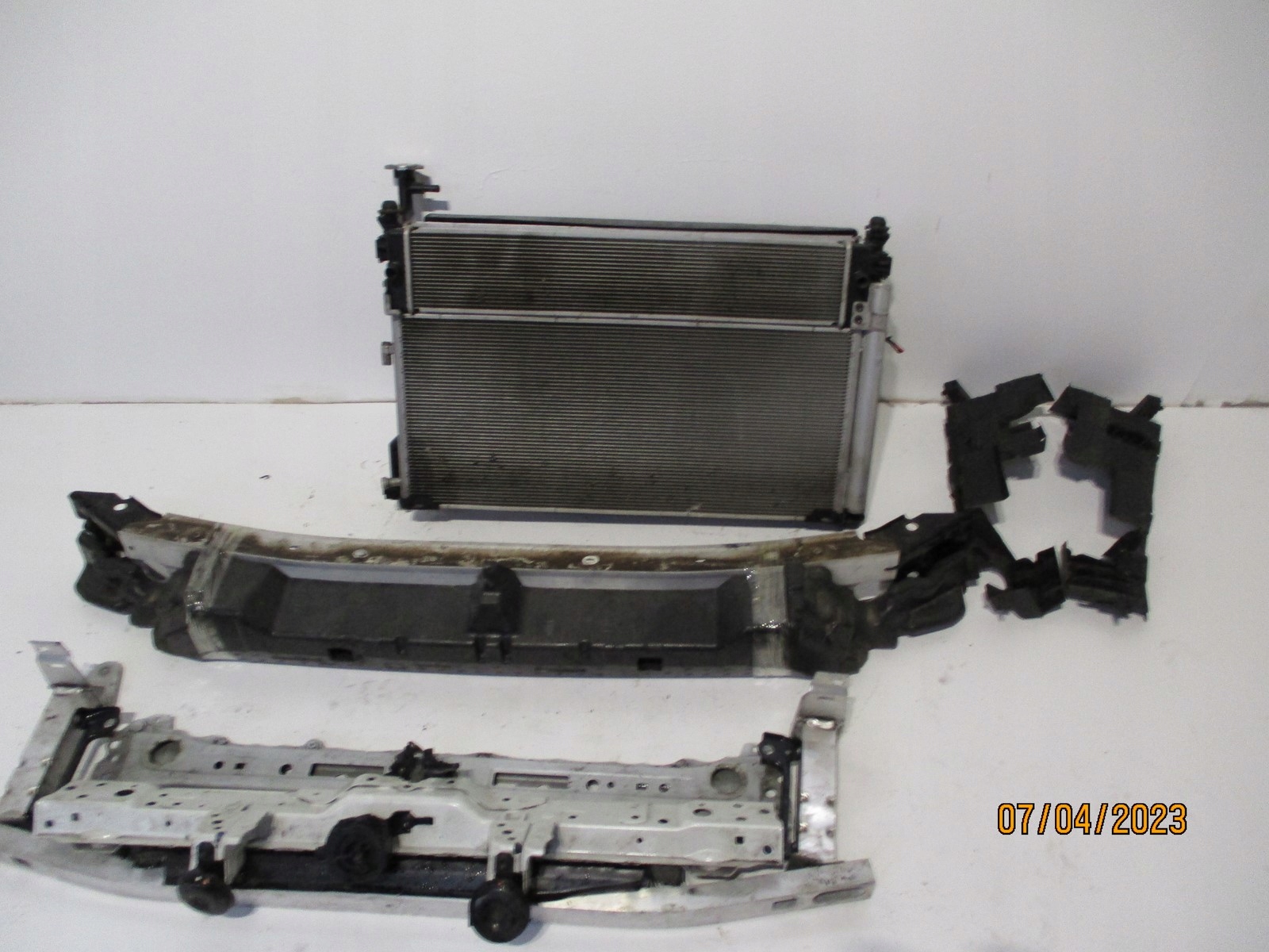 Pas przedni chłodnice TOYOTA RAV 4 V 21R 2,5HYB