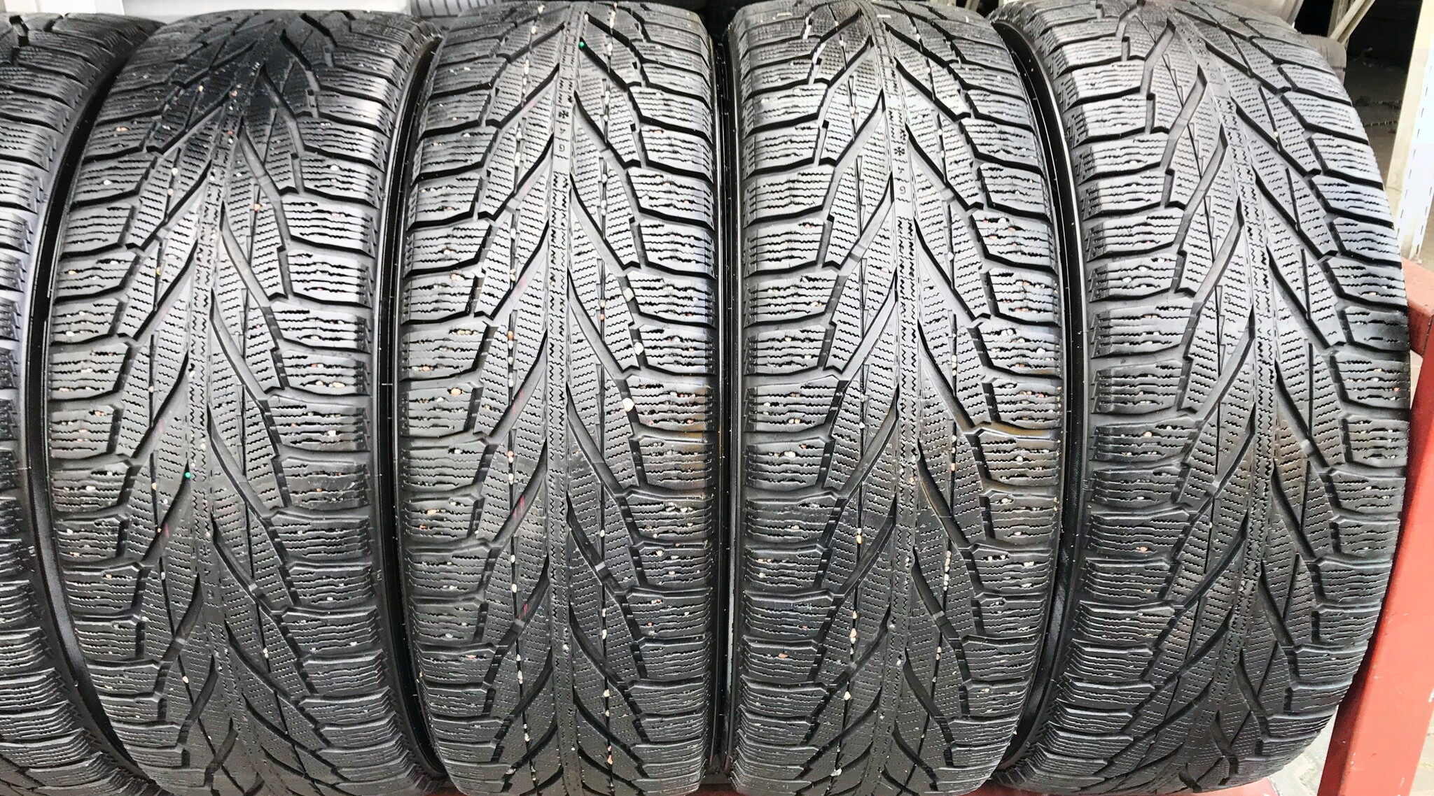 4x 215/65R16 NOKIAN HAKKAPELITTA R2 SUV 102R ZIMA