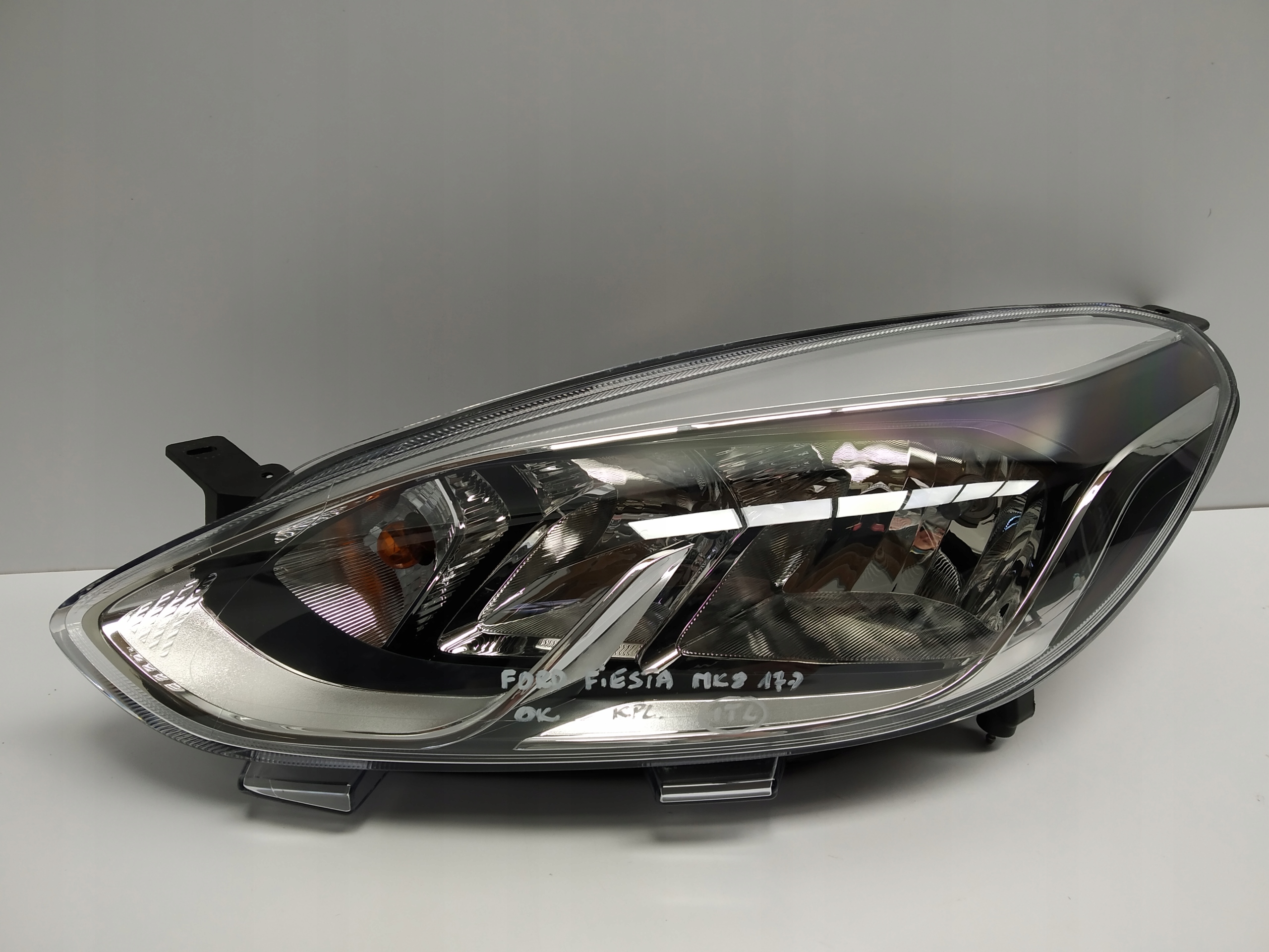 17+ Ford Fiesta VIII Mk8 reflektor light front left OM H1BB-13W030-AE