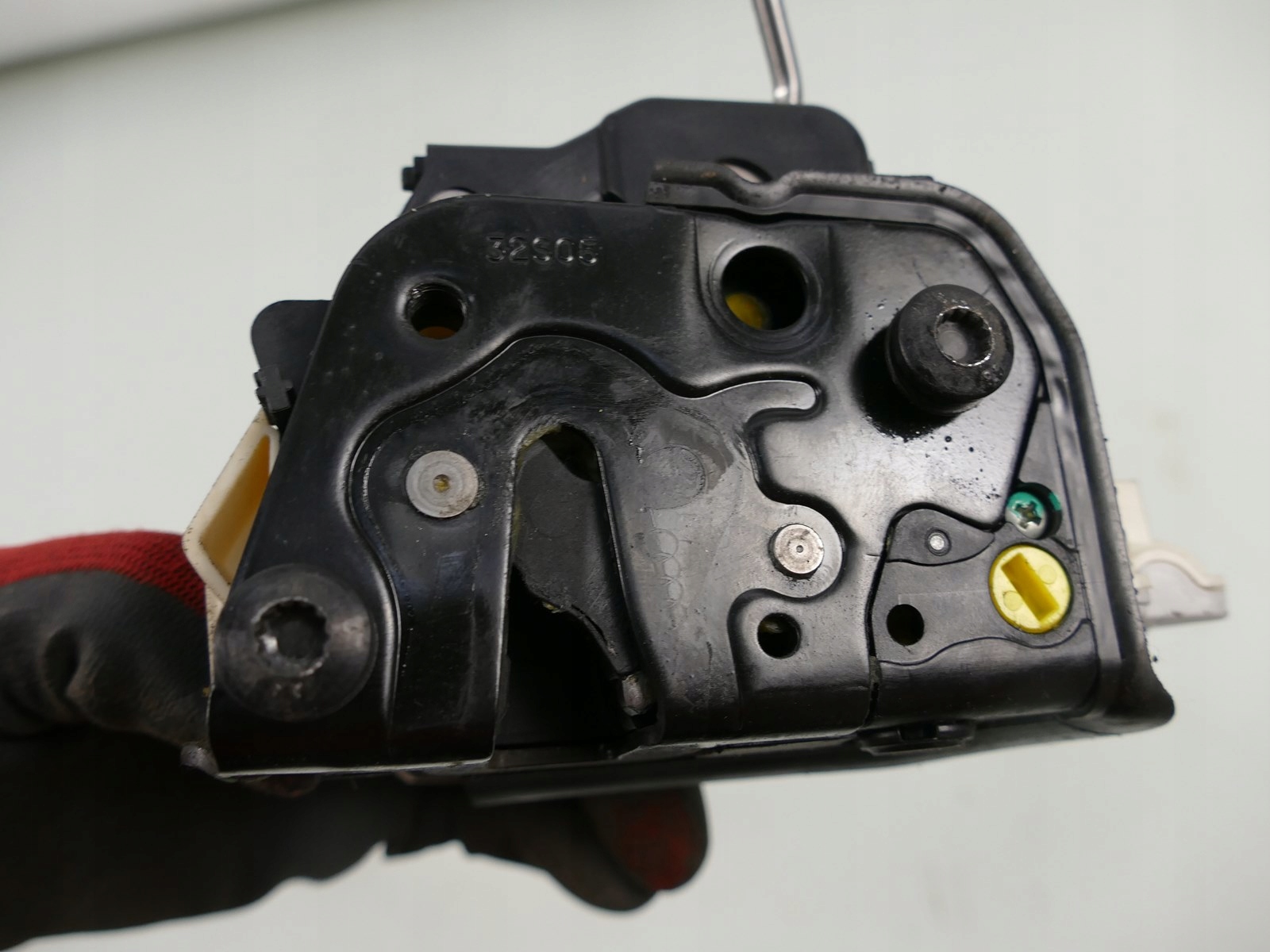 AUDI A4 B7 sedan S-LINE lock door left rear part